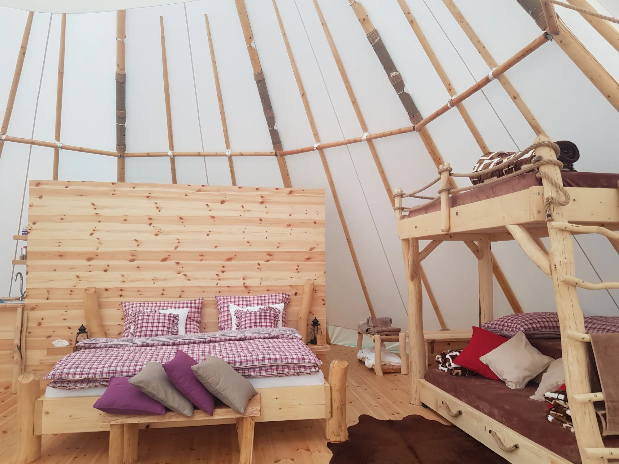 Relax v Posázaví: luxusní teepee se saunou, koupacím sudem i možností snídaně