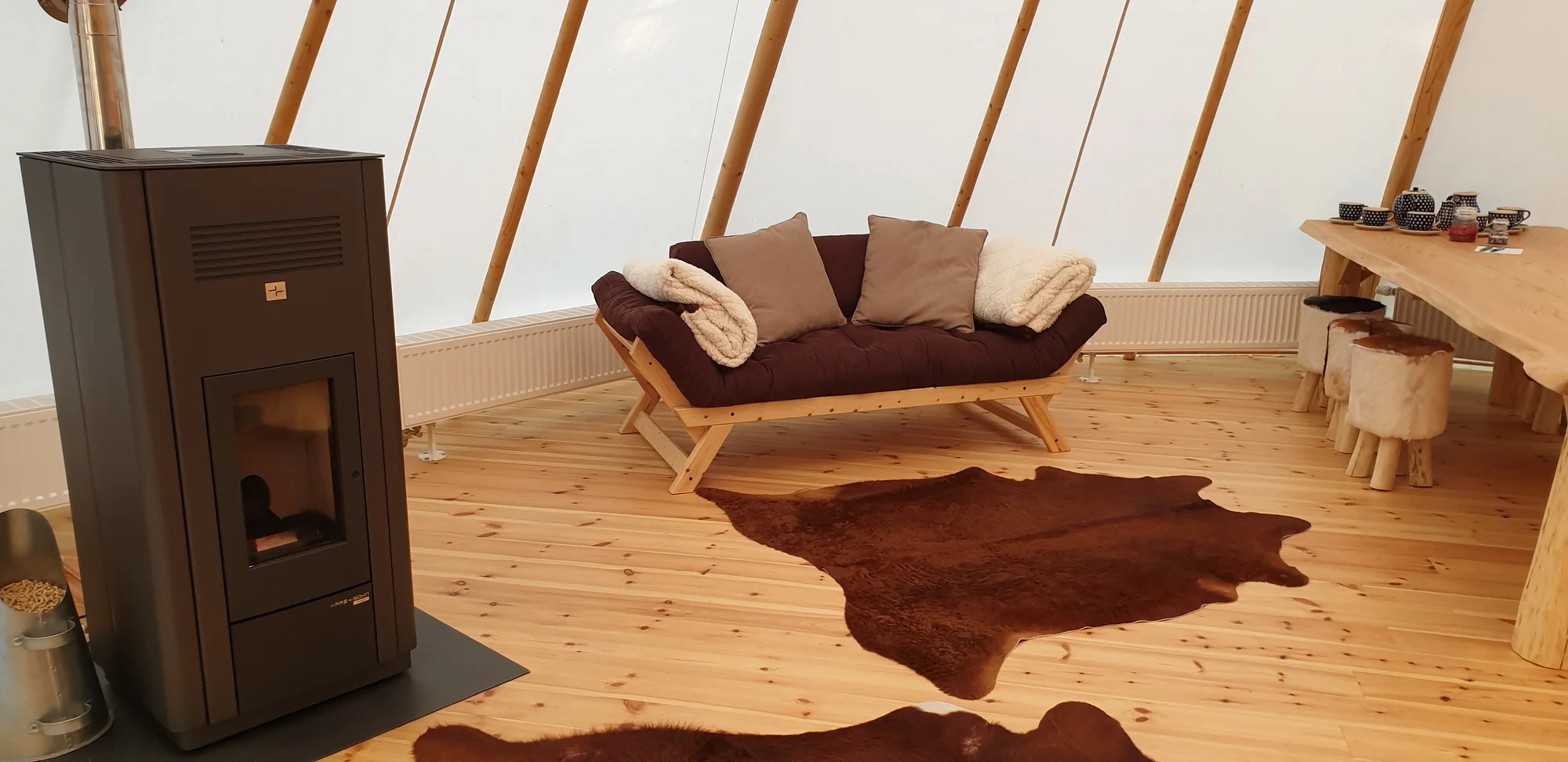 Relax v Posázaví: luxusní teepee se saunou, koupacím sudem i možností snídaně
