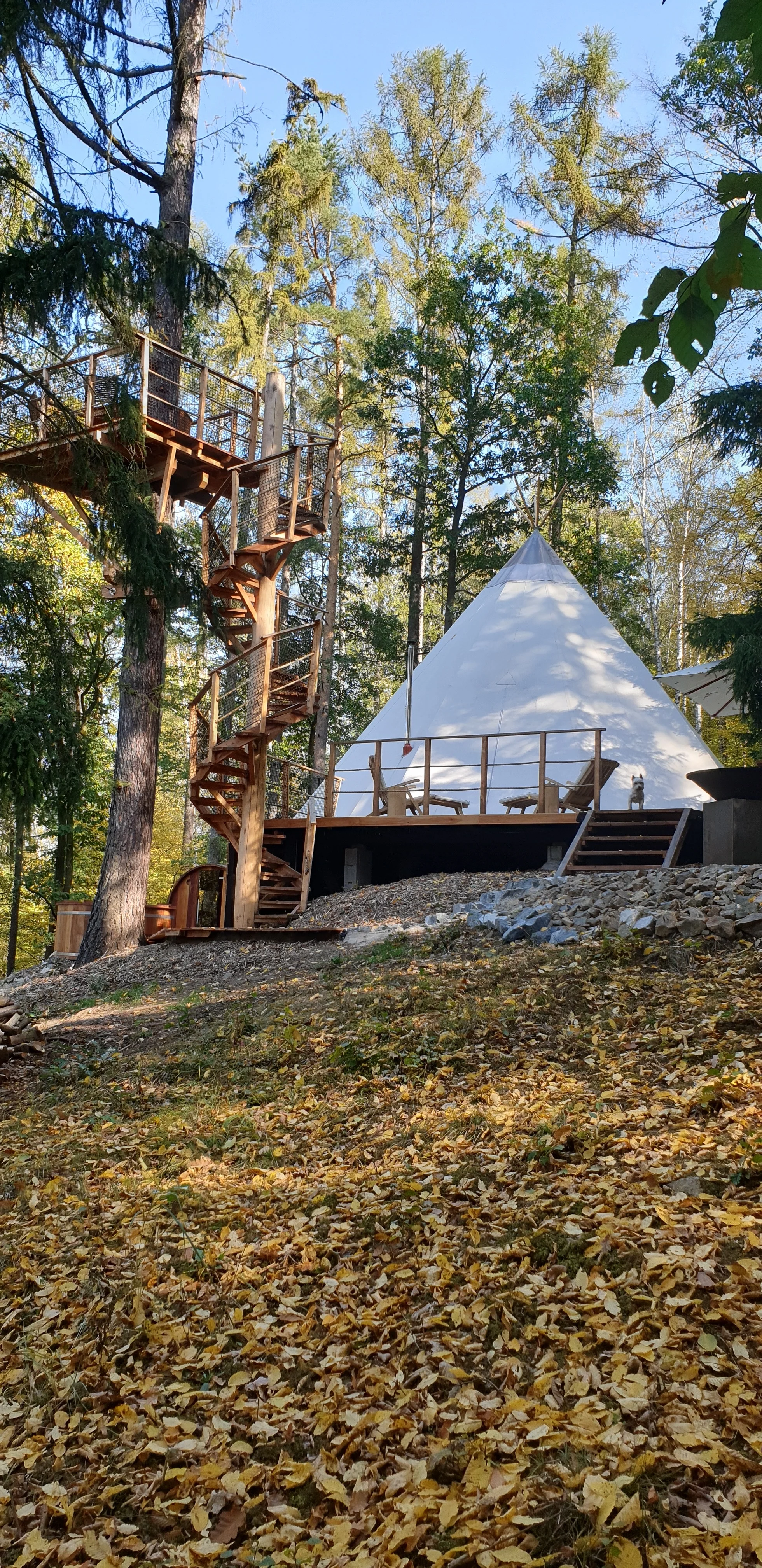 Relax v Posázaví: luxusní teepee se saunou, koupacím sudem i možností snídaně