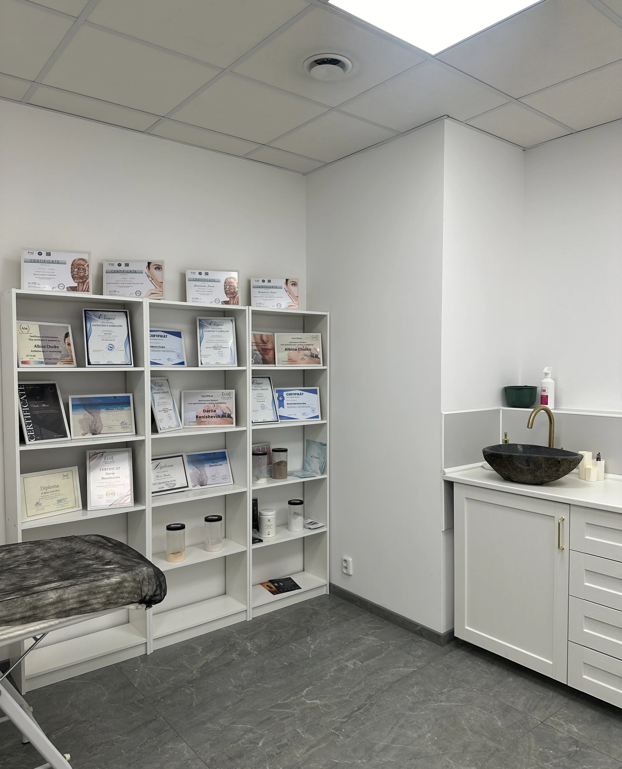 Kosmetické ošetření: ultrazvukové čistění, karboxyterapie, peeling i mikrojehličkování