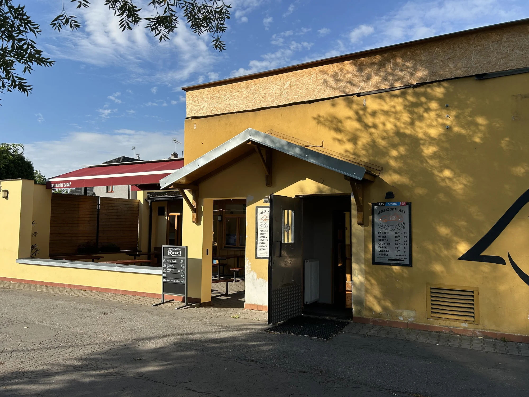 Luxusní Garage Burger, cibulové kroužky, BBQ omáčka a cola pro 1 nebo 2 osoby