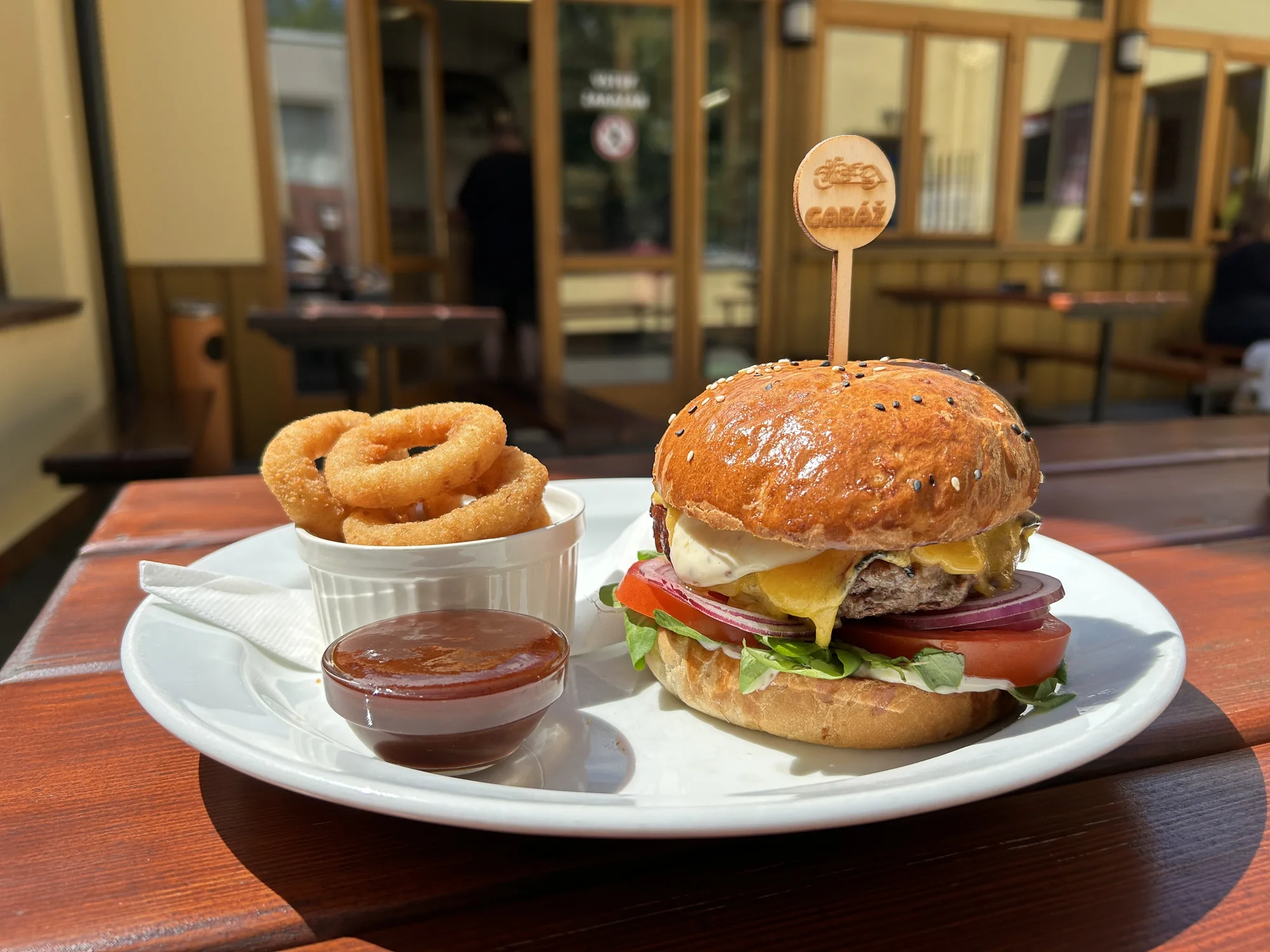 Luxusní Garage Burger, cibulové kroužky, BBQ omáčka a cola pro 1 nebo 2 osoby