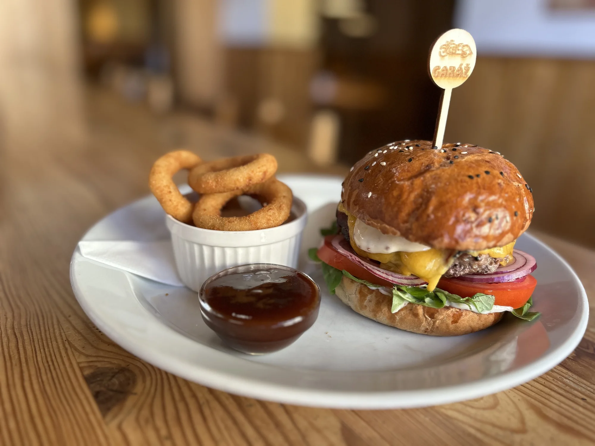 Luxusní Garage Burger, cibulové kroužky, BBQ omáčka a cola pro 1 nebo 2 osoby