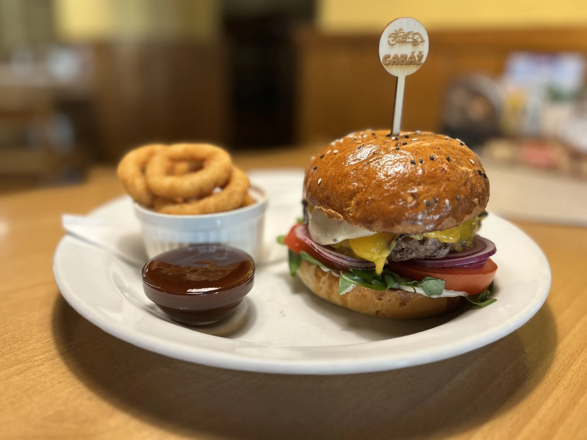 Luxusní Garage Burger, cibulové kroužky, BBQ omáčka a cola pro 1 nebo 2 osoby