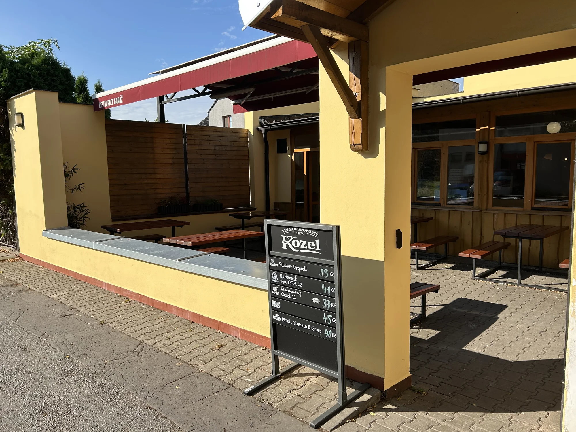 Luxusní Garage Burger, cibulové kroužky, BBQ omáčka a cola pro 1 nebo 2 osoby