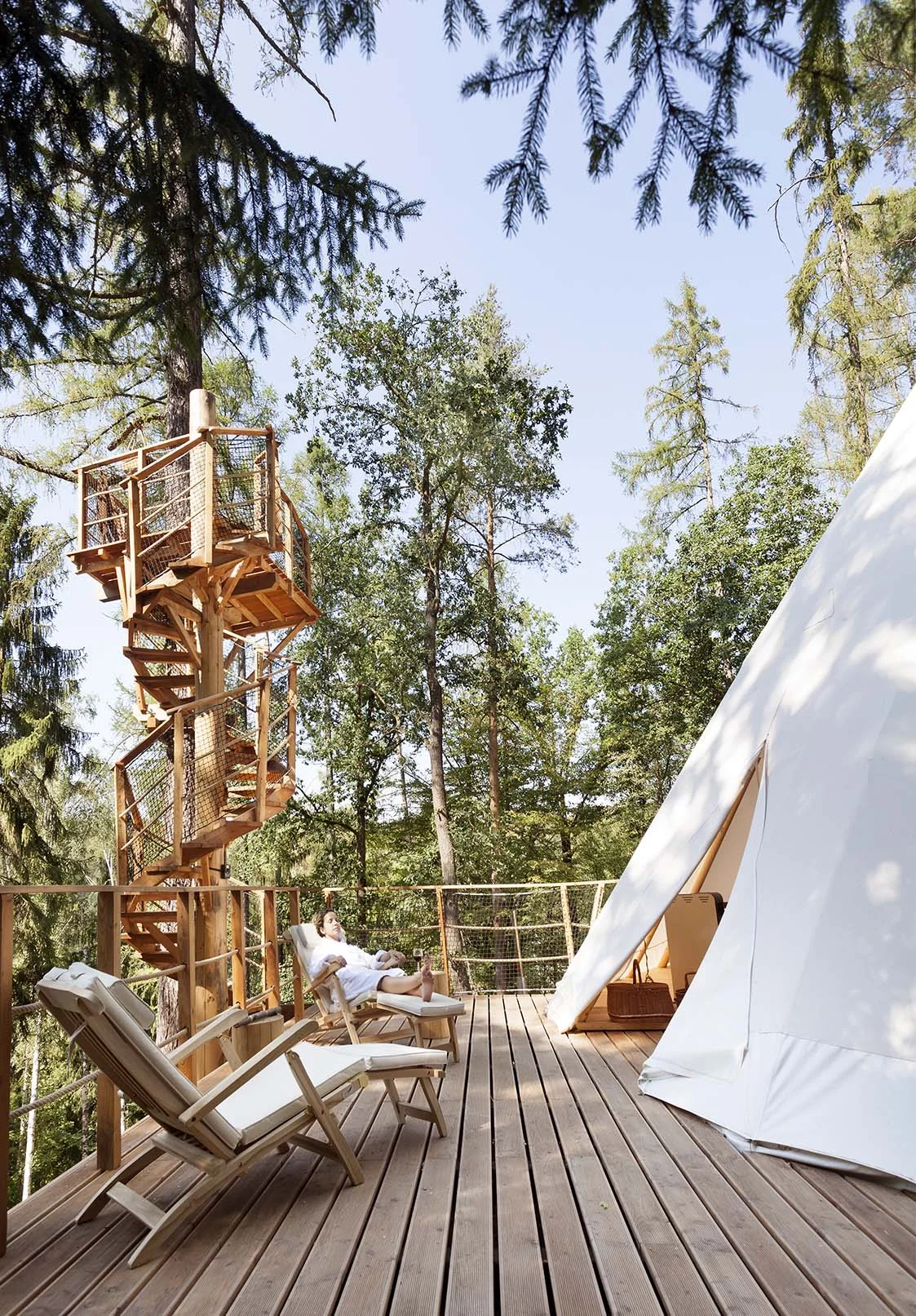 Relax v Posázaví: luxusní teepee se saunou, koupacím sudem i možností snídaně