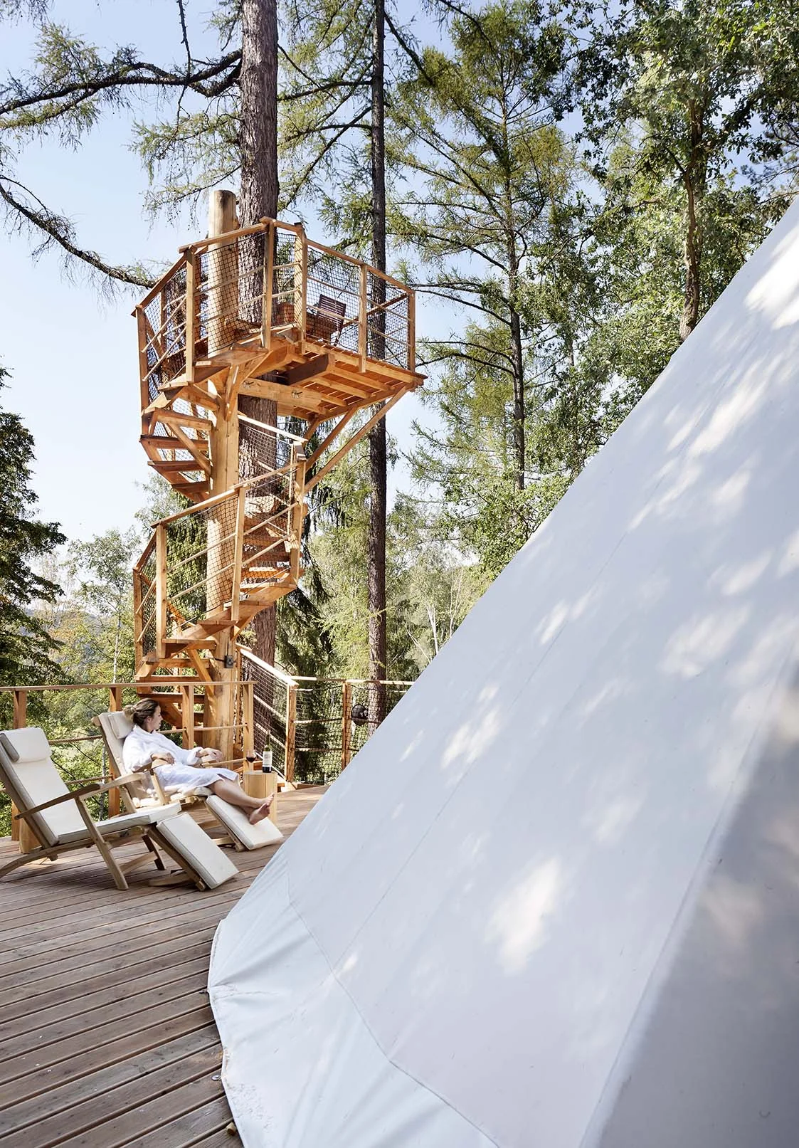 Relax v Posázaví: luxusní teepee se saunou, koupacím sudem i možností snídaně