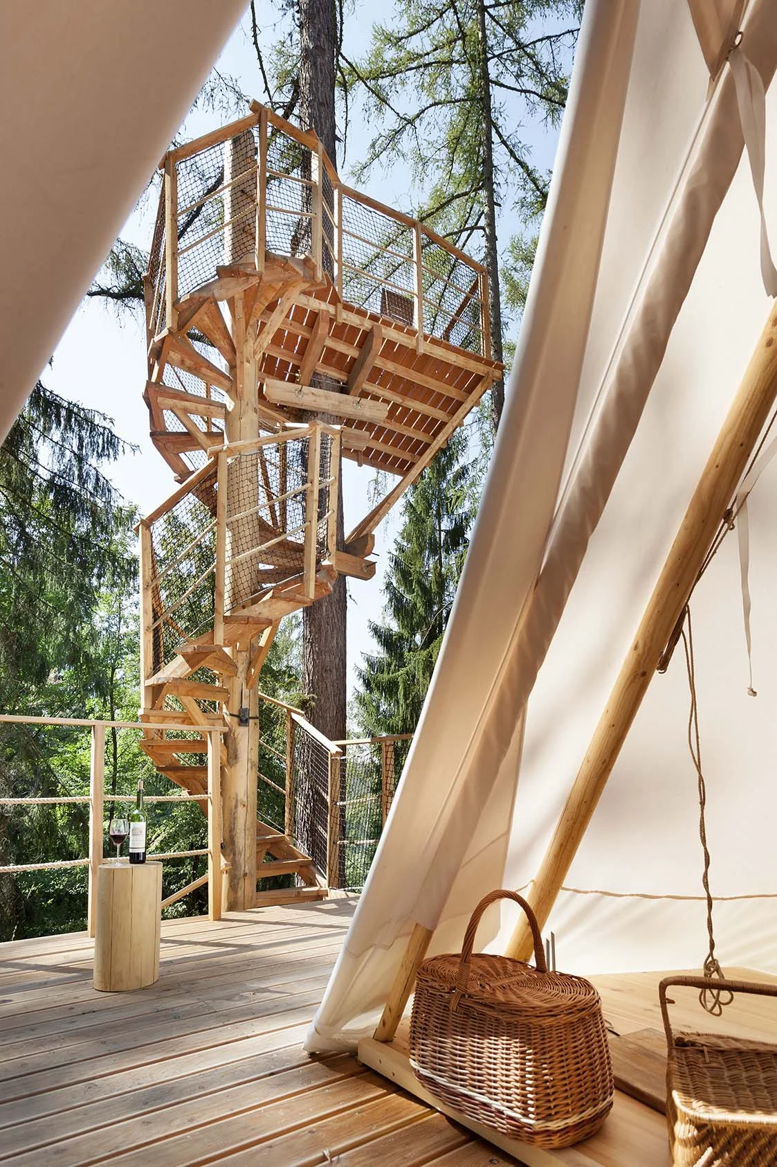 Relax v Posázaví: luxusní teepee se saunou, koupacím sudem i možností snídaně