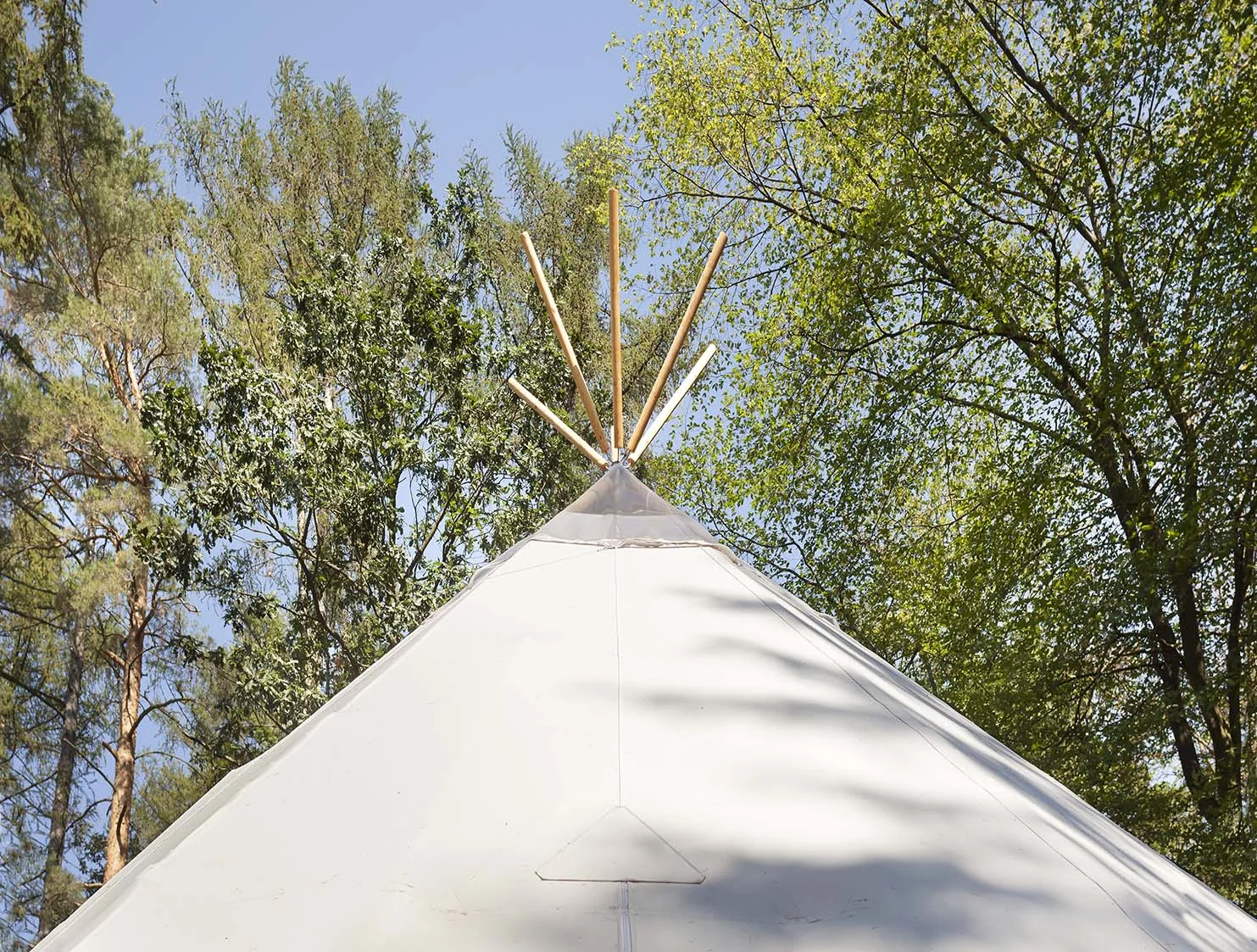 Relax v Posázaví: luxusní teepee se saunou, koupacím sudem i možností snídaně