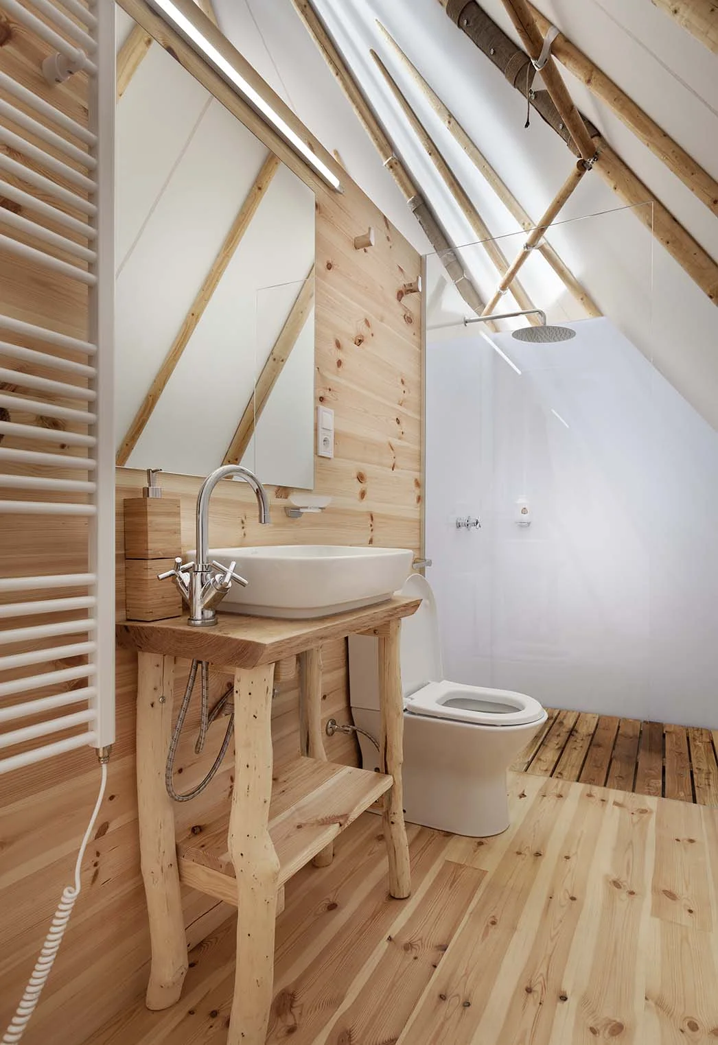 Relax v Posázaví: luxusní teepee se saunou, koupacím sudem i možností snídaně