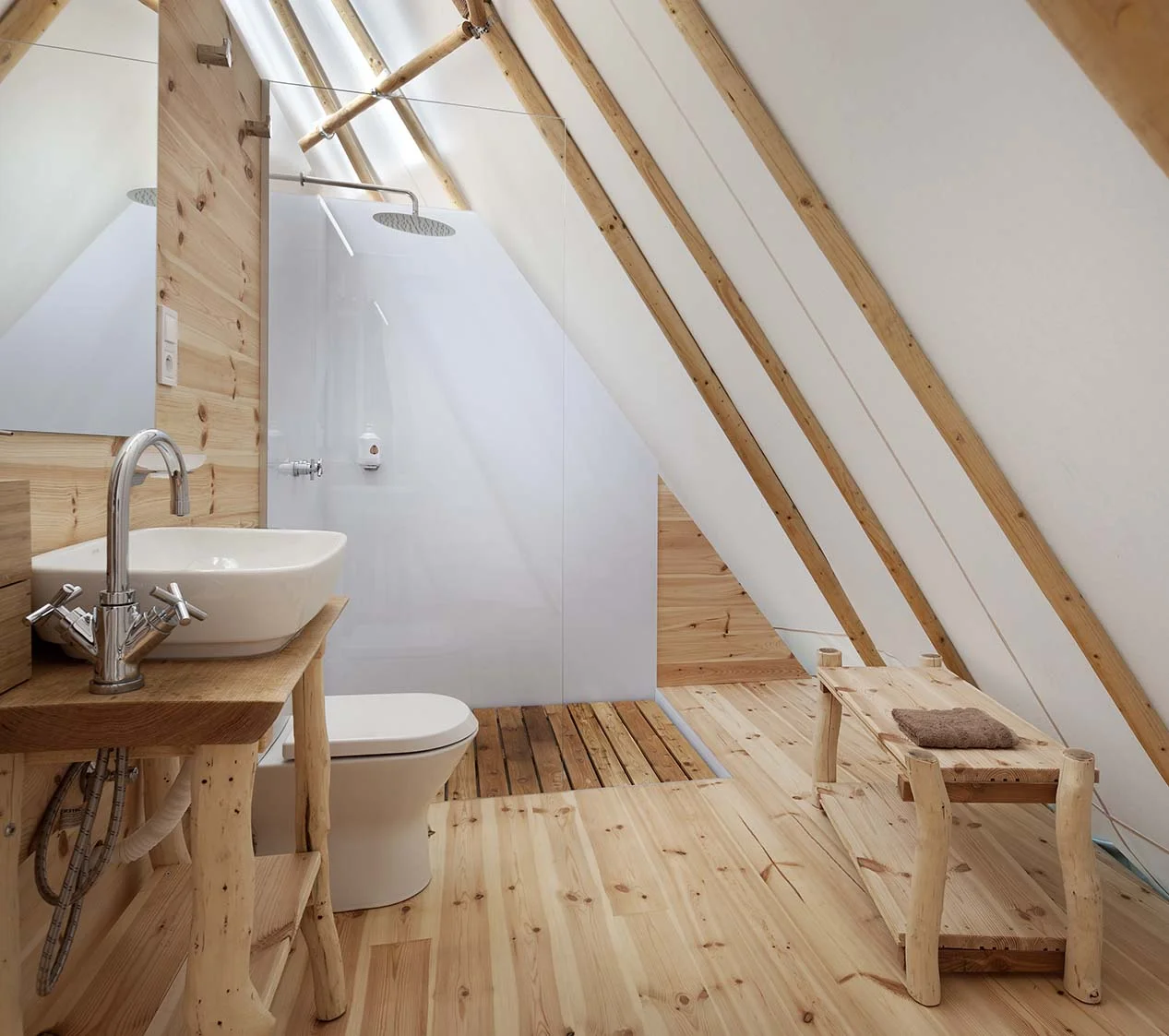 Relax v Posázaví: luxusní teepee se saunou, koupacím sudem i možností snídaně