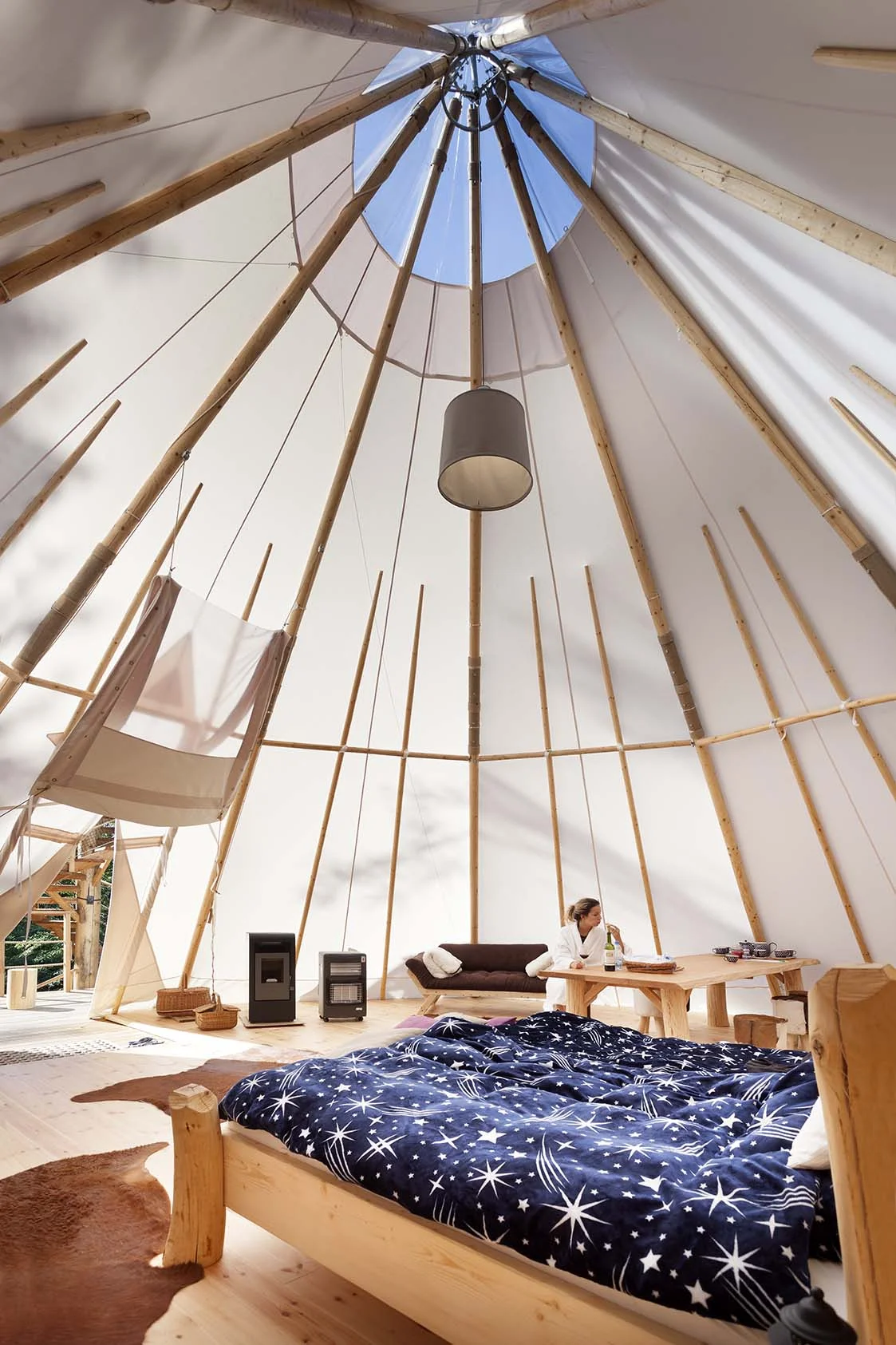 Relax v Posázaví: luxusní teepee se saunou, koupacím sudem i možností snídaně