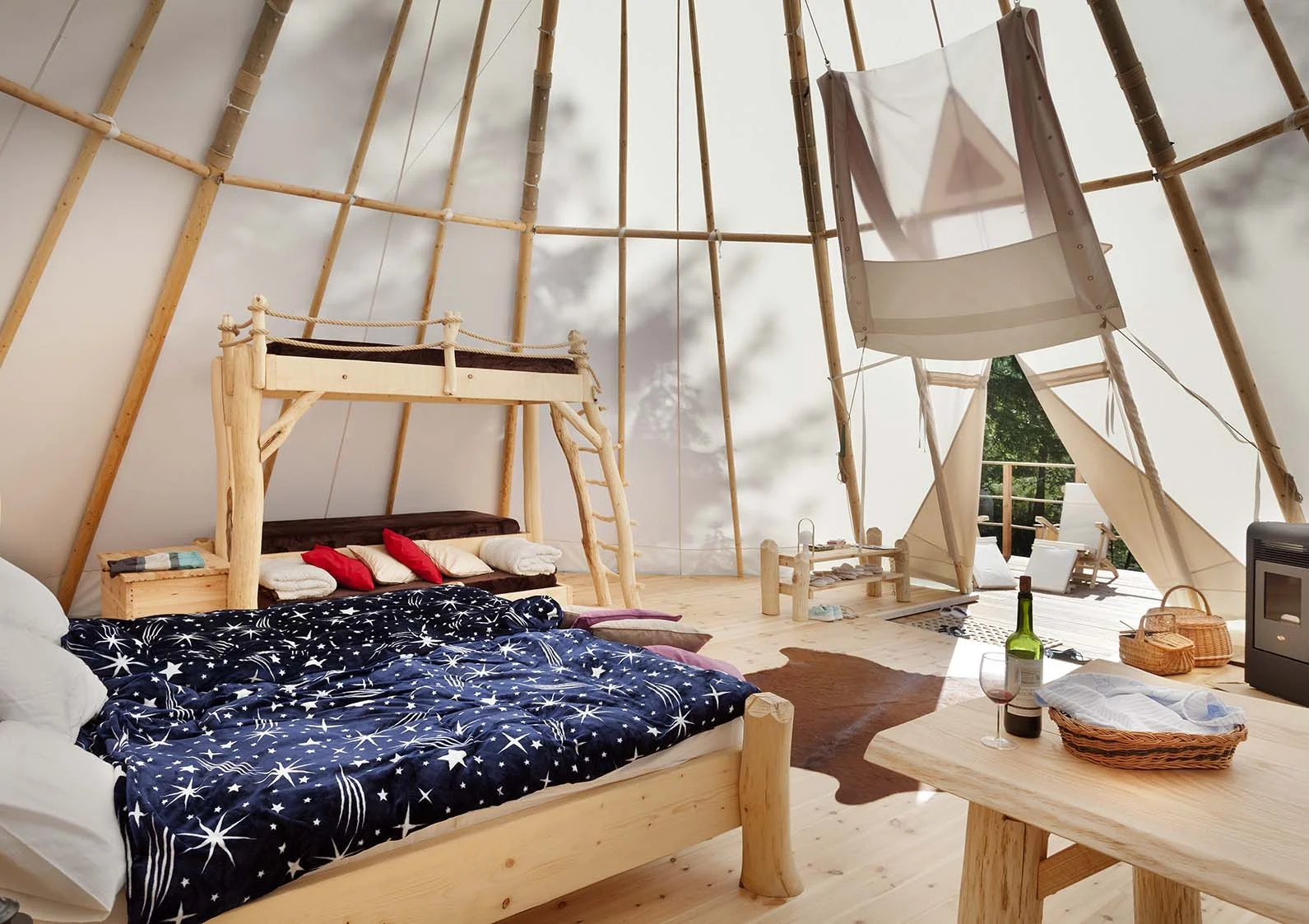 Relax v Posázaví: luxusní teepee se saunou, koupacím sudem i možností snídaně