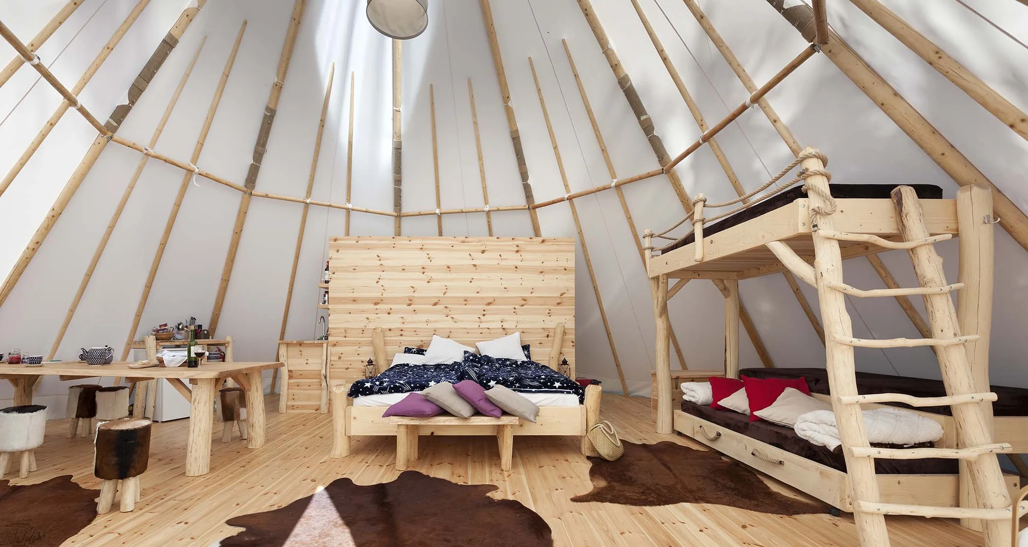 Relax v Posázaví: luxusní teepee se saunou, koupacím sudem i možností snídaně