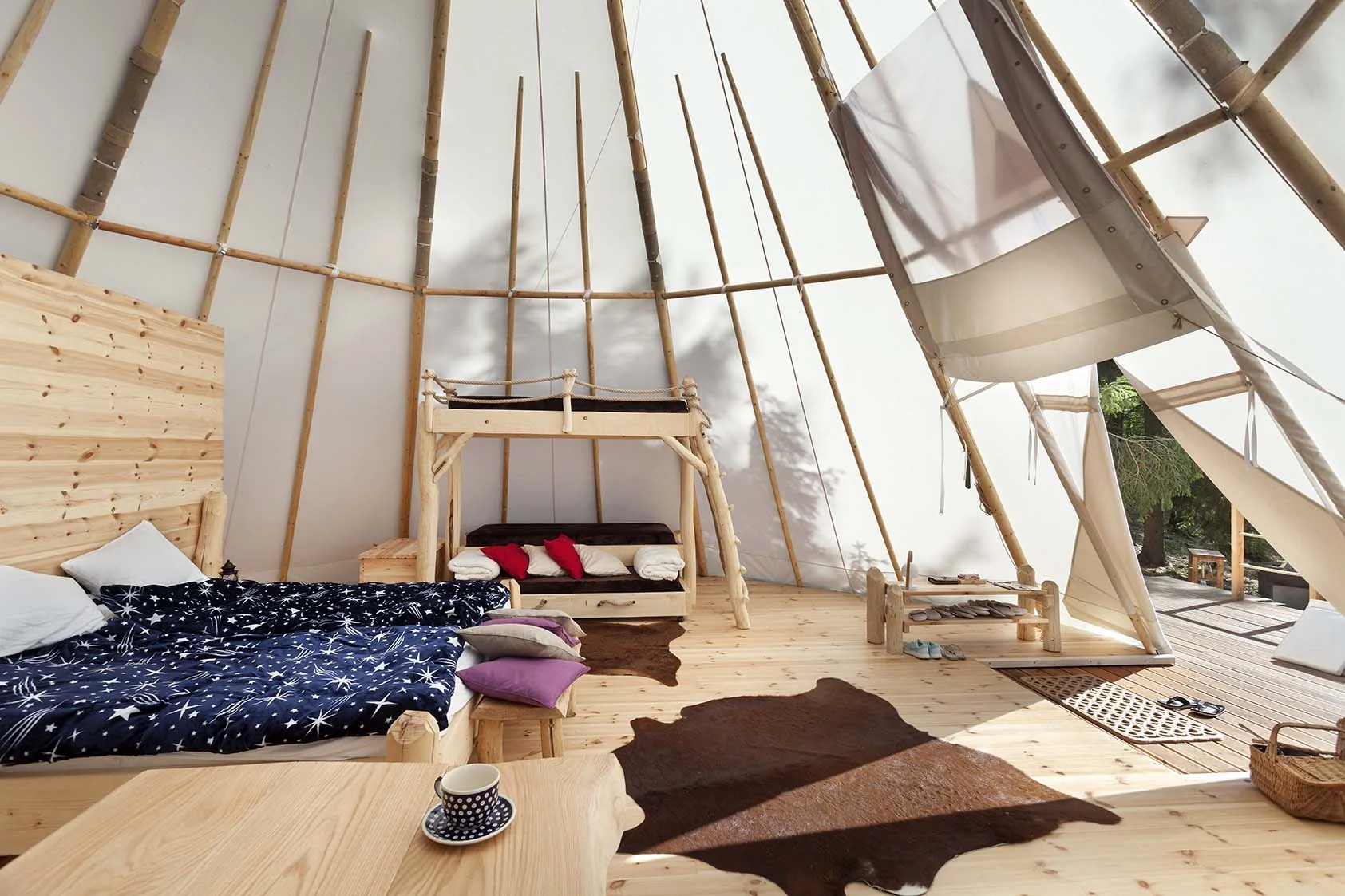 Relax v Posázaví: luxusní teepee se saunou, koupacím sudem i možností snídaně