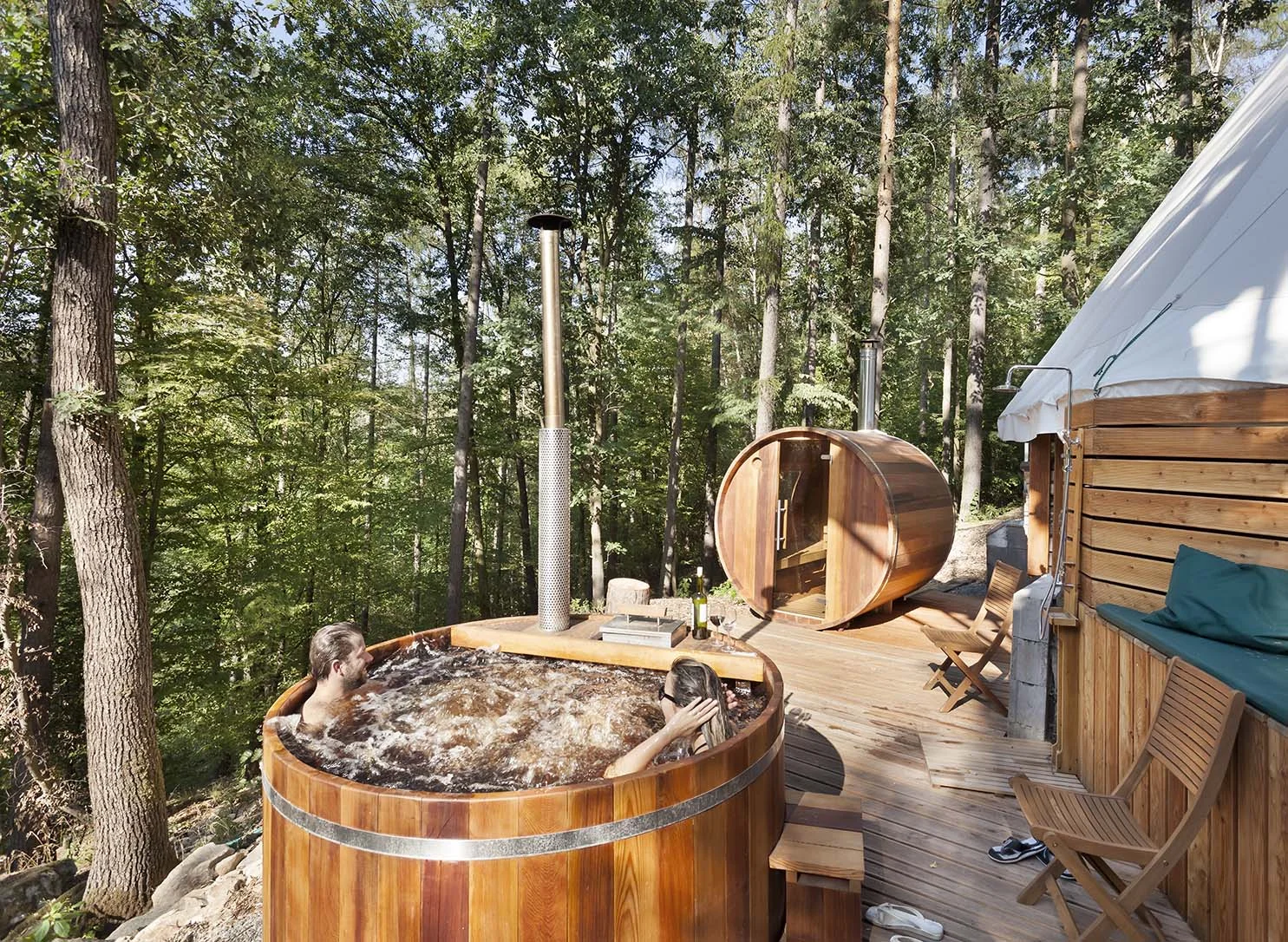 Relax v Posázaví: luxusní teepee se saunou, koupacím sudem i možností snídaně