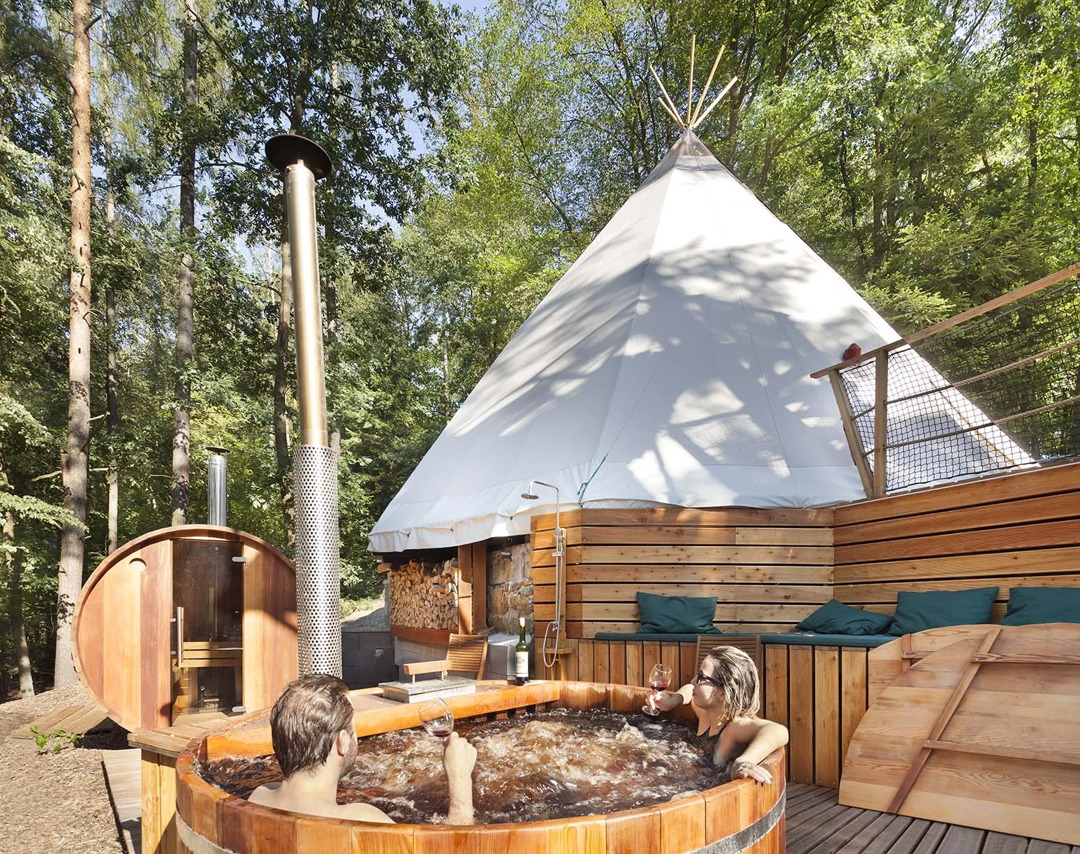 Relax v Posázaví: luxusní teepee se saunou, koupacím sudem i možností snídaně