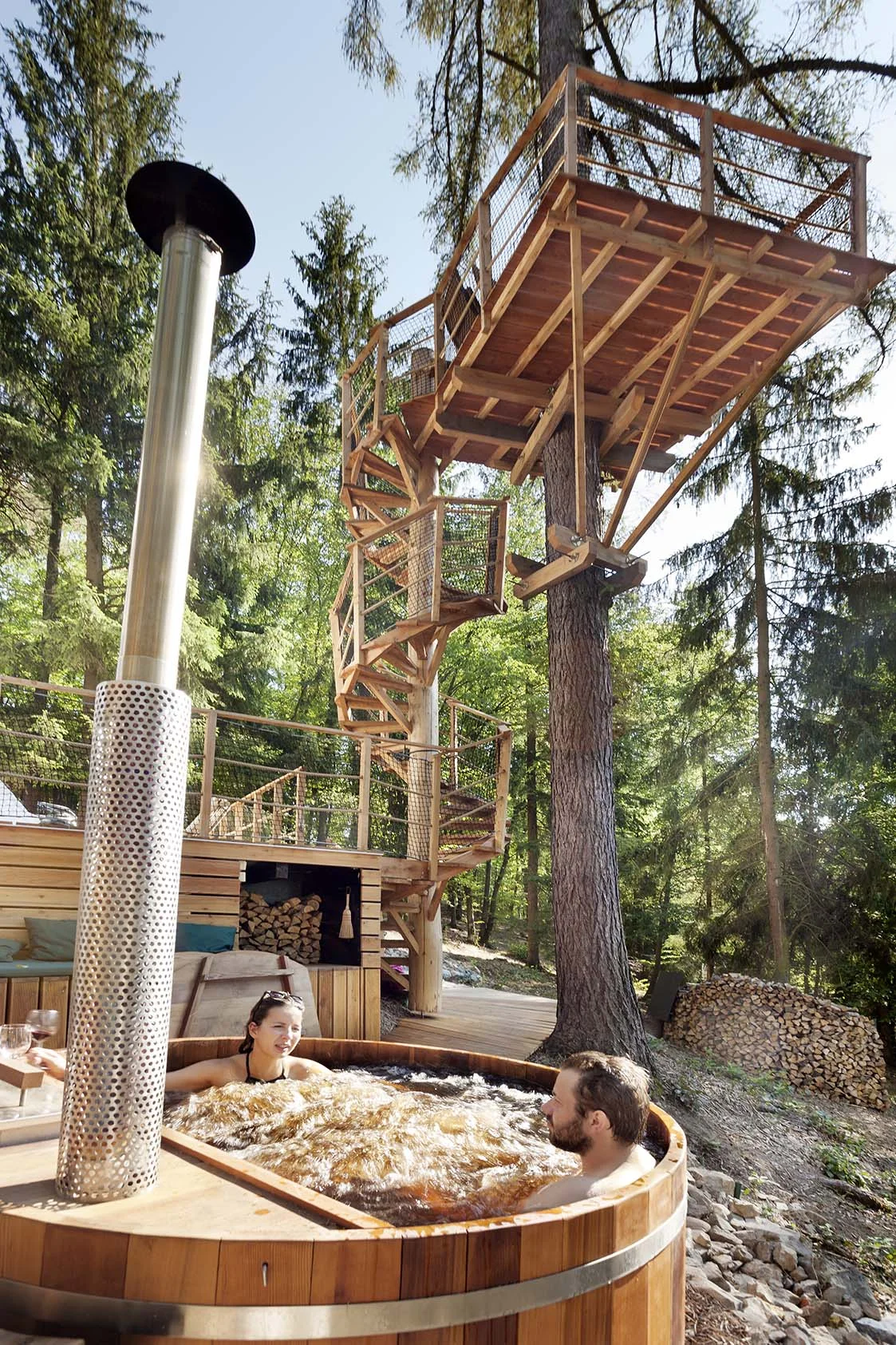 Relax v Posázaví: luxusní teepee se saunou, koupacím sudem i možností snídaně
