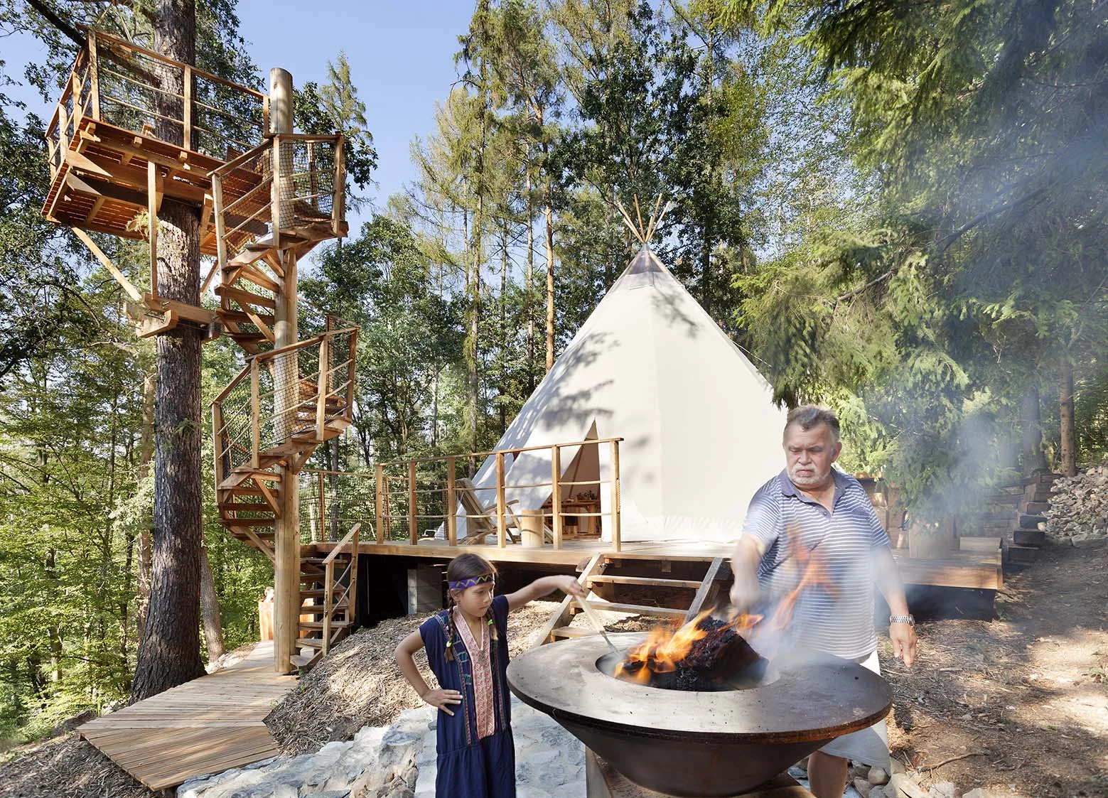 Relax v Posázaví: luxusní teepee se saunou, koupacím sudem i možností snídaně
