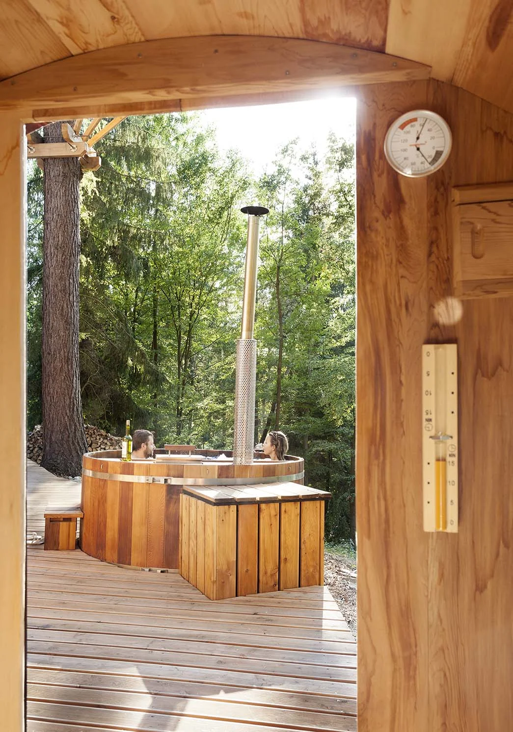 Relax v Posázaví: luxusní teepee se saunou, koupacím sudem i možností snídaně