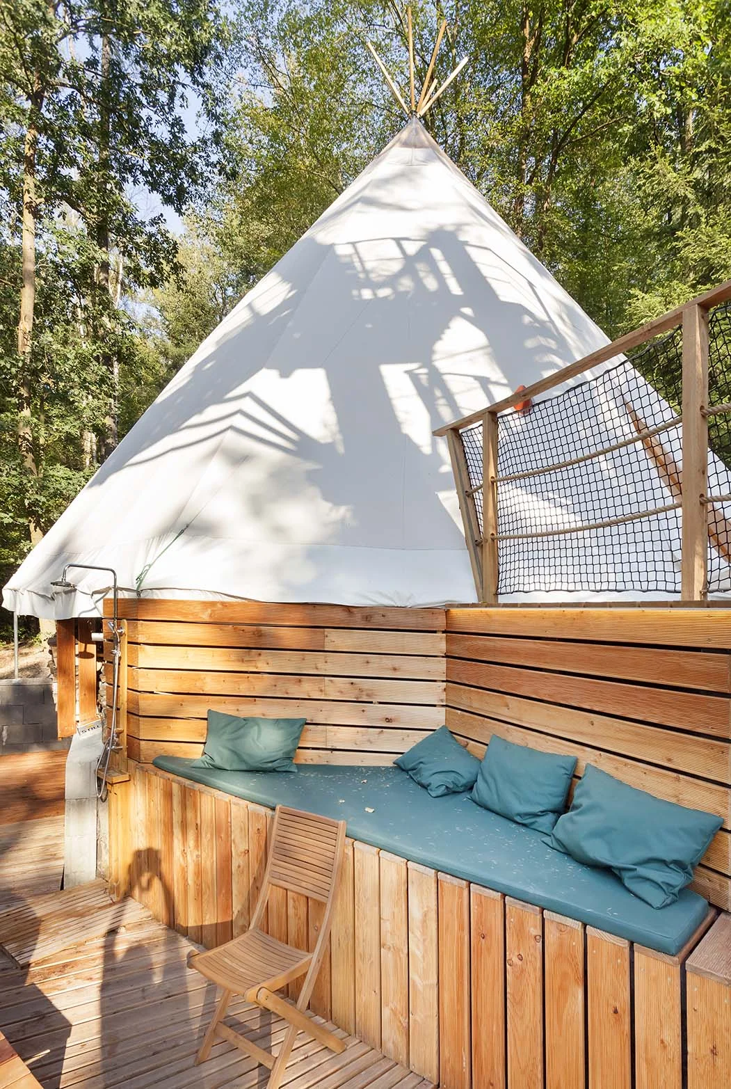 Relax v Posázaví: luxusní teepee se saunou, koupacím sudem i možností snídaně