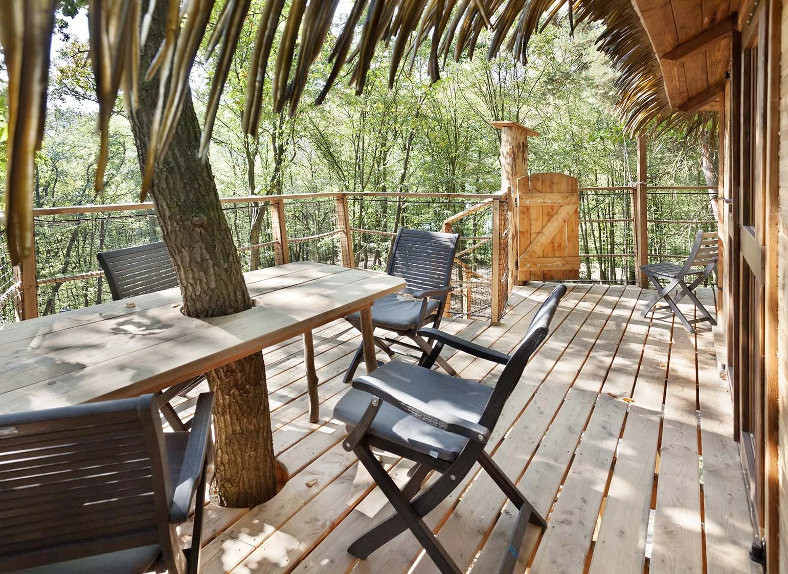 Romantický treehouse na Sázavě: plný minibar, možnost snídaně a božský výhled