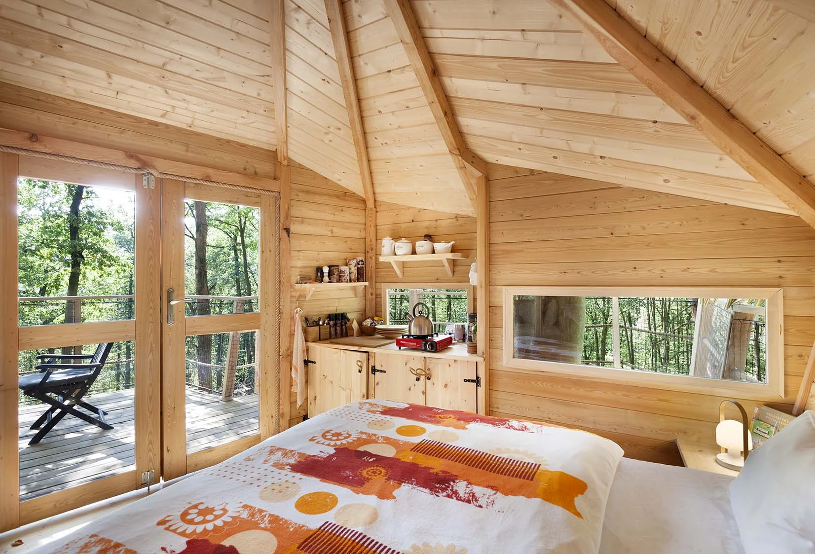 Romantický treehouse na Sázavě: plný minibar, možnost snídaně a božský výhled