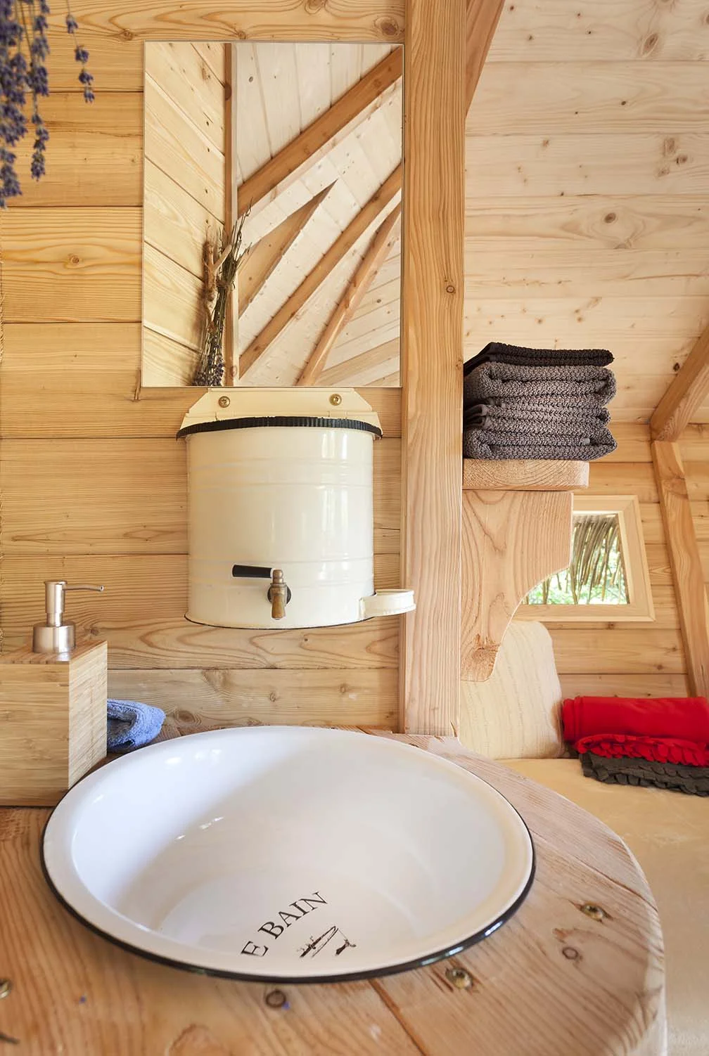 Romantický treehouse na Sázavě: plný minibar, možnost snídaně a božský výhled