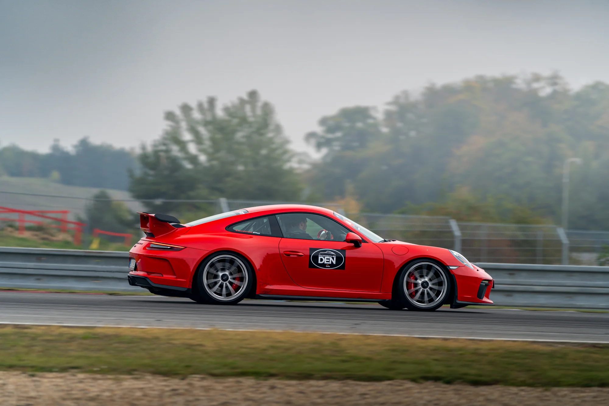 Jízda na závodním okruhu v Třinci, Brně či Mostě v legendárním voze Porsche: 1–5 kol