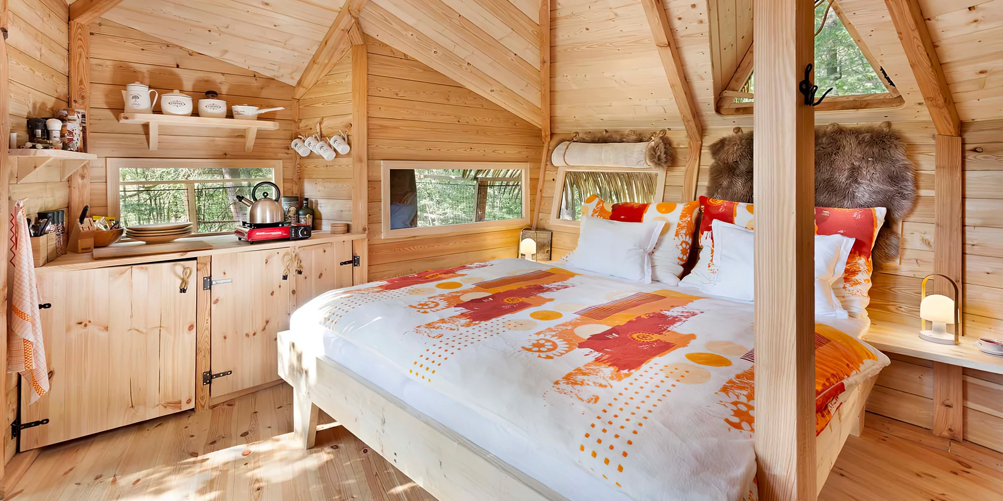 Romantický treehouse na Sázavě: plný minibar, možnost snídaně a božský výhled