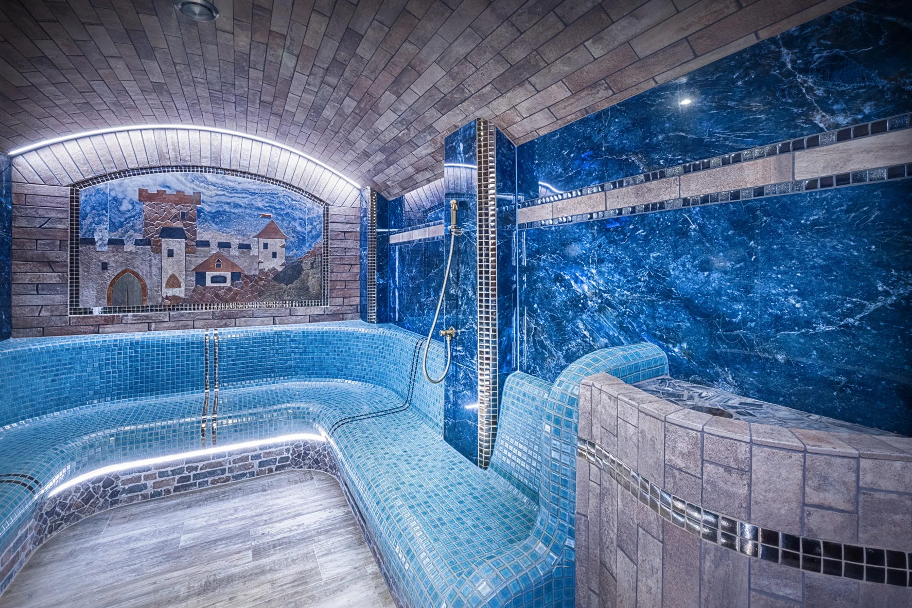 Vstup nebo permanentka do stylového hradního wellness pro pár i rodinu: vířivka i sauny