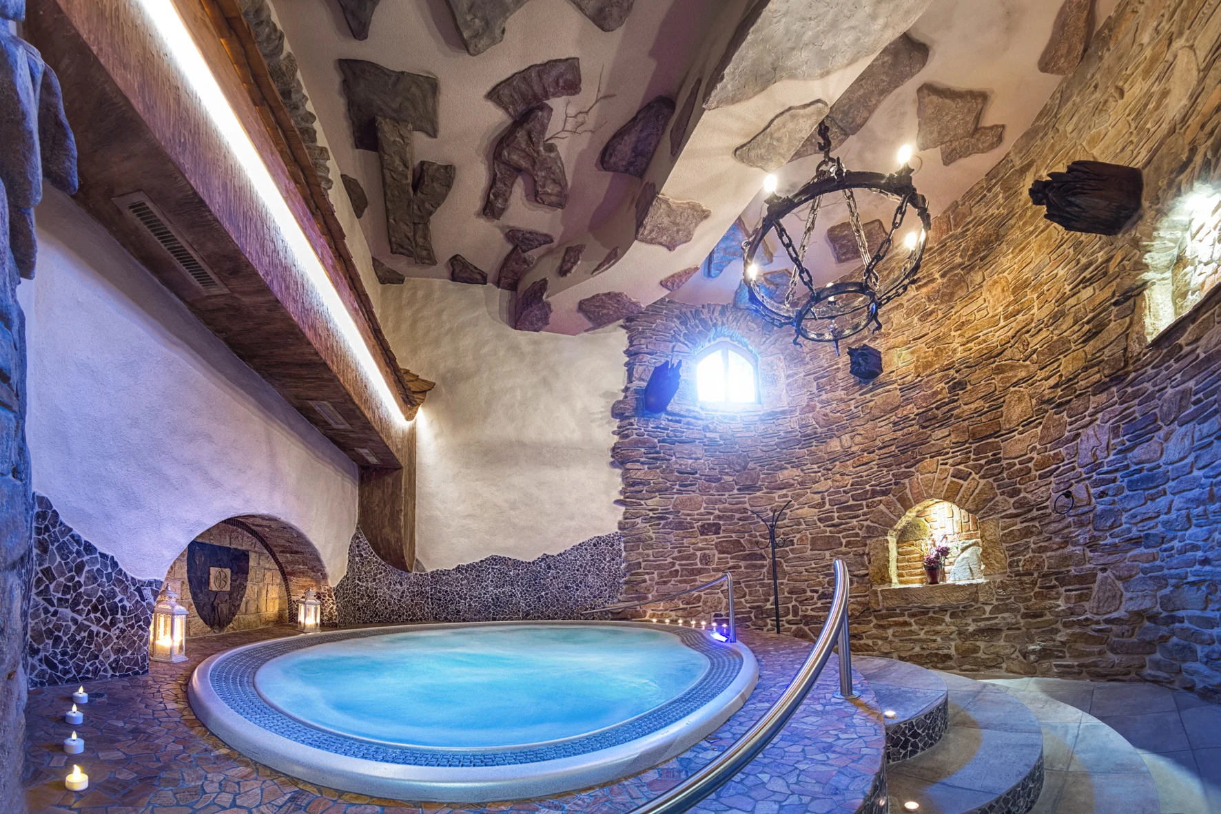 Vstup nebo permanentka do stylového hradního wellness pro pár i rodinu: vířivka i sauny