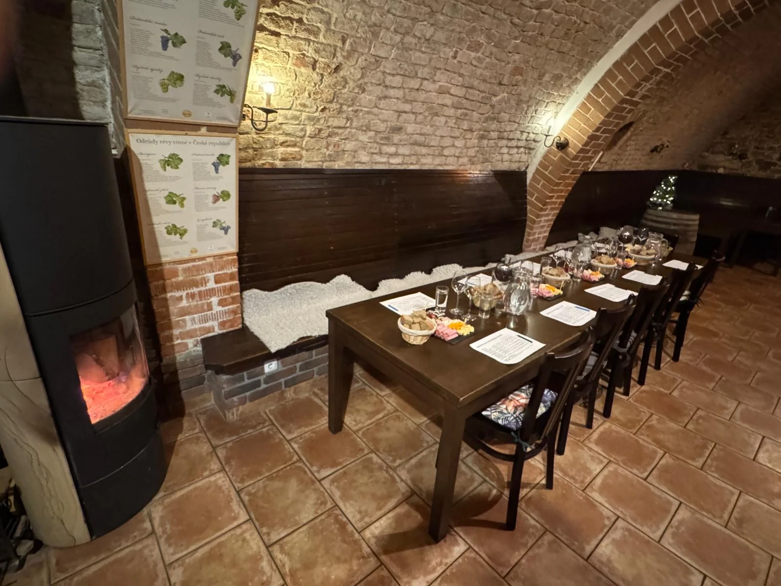 Vinná degustace potmě s občerstvením ve sklepní vinárně pro 1 osobu