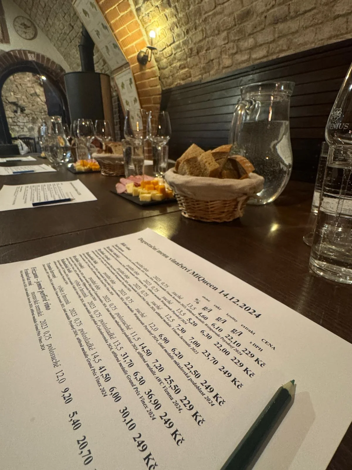 Vinná degustace potmě s občerstvením ve sklepní vinárně pro 1 osobu