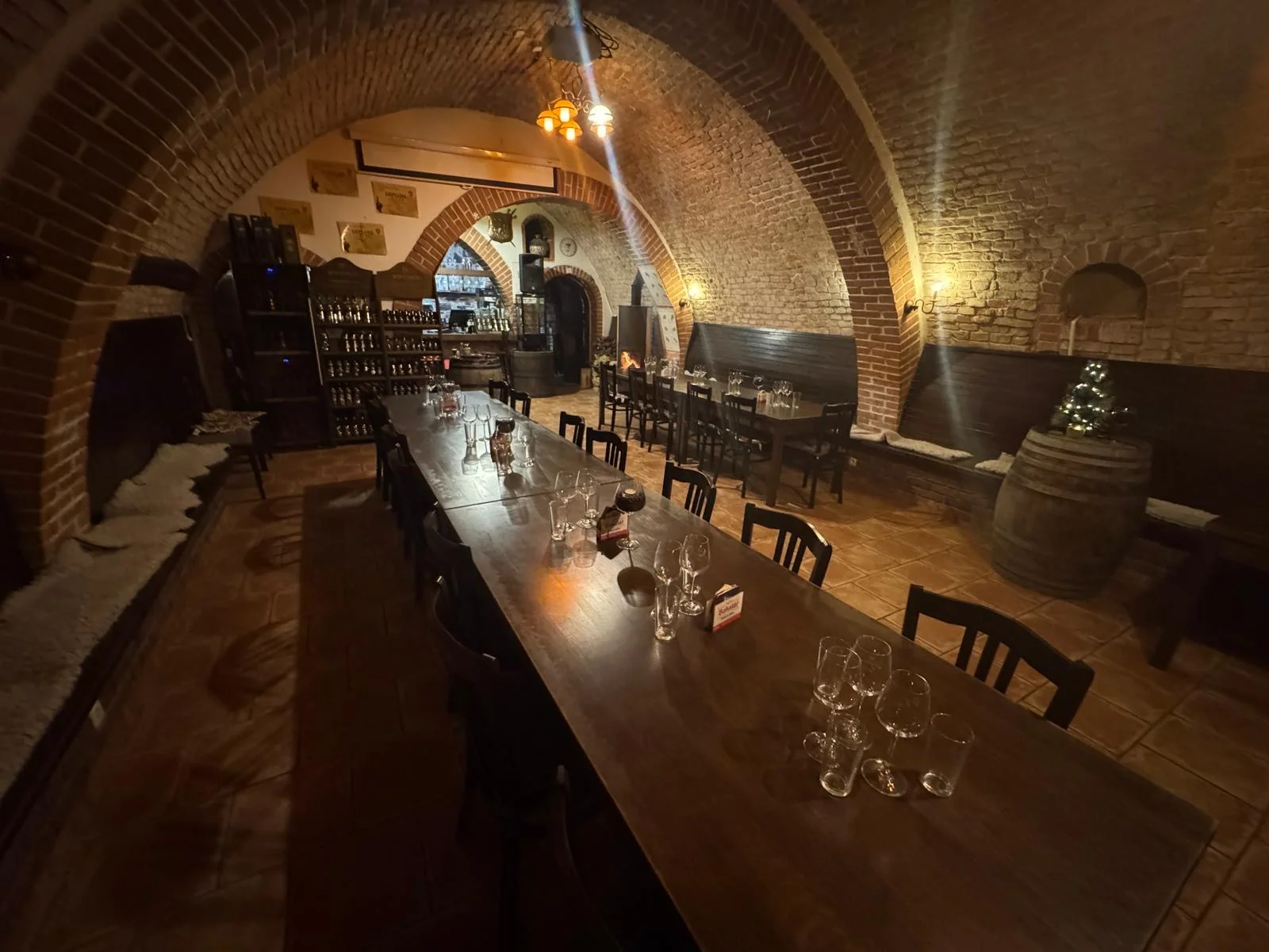 Vinná degustace potmě s občerstvením ve sklepní vinárně pro 1 osobu
