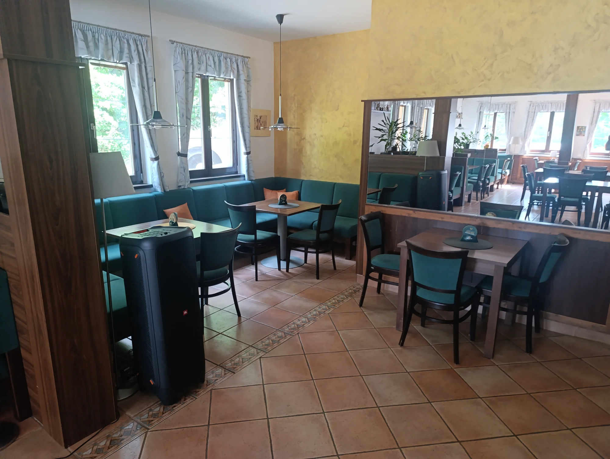 Dopřejte si 1 nebo 2 burgery dle výběru, vč. hranolek: varianta s kuřetem, hovězím, tofu i tvarůžky
