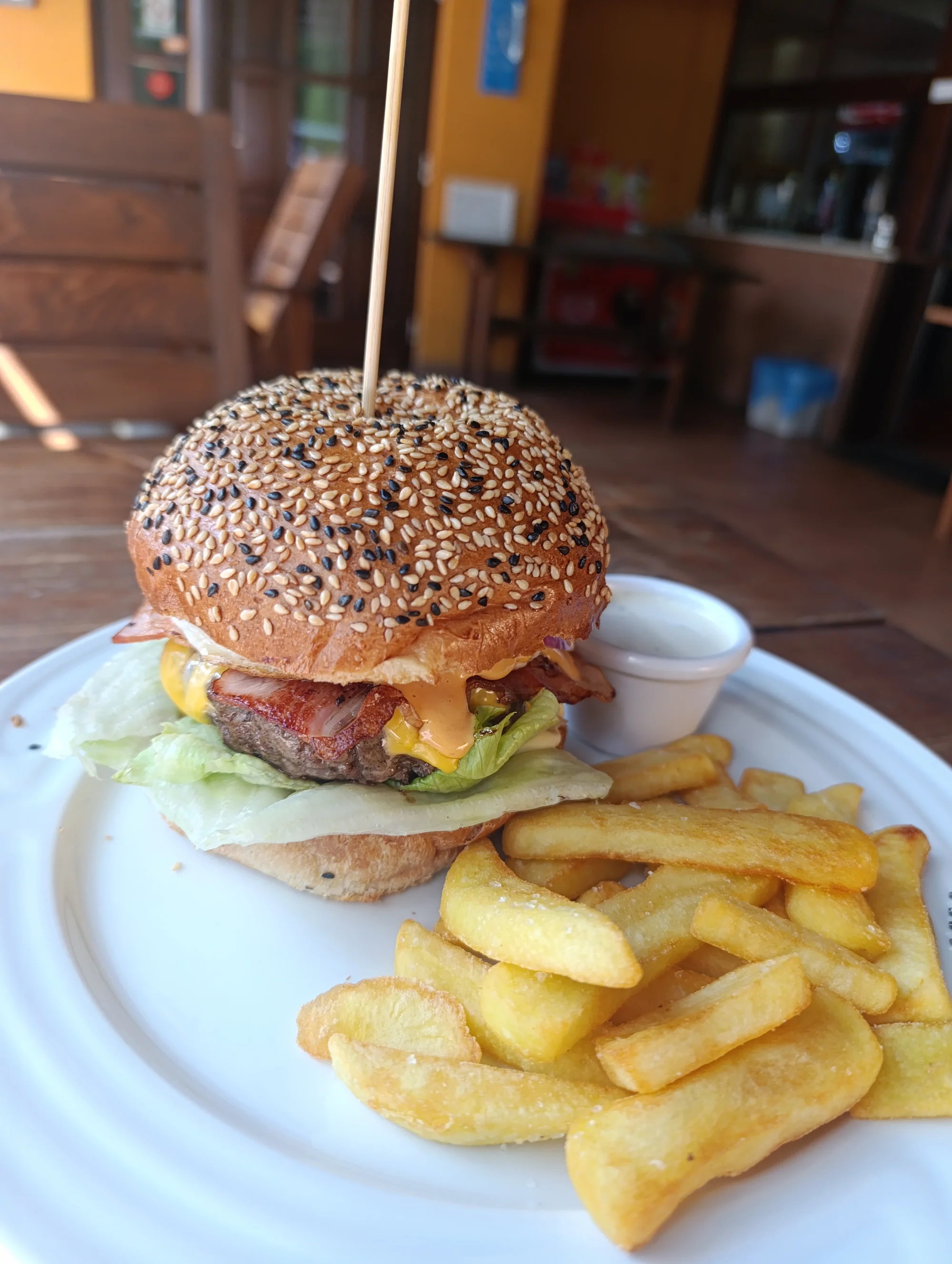 Dopřejte si 1 nebo 2 burgery dle výběru, vč. hranolek: varianta s kuřetem, hovězím, tofu i tvarůžky