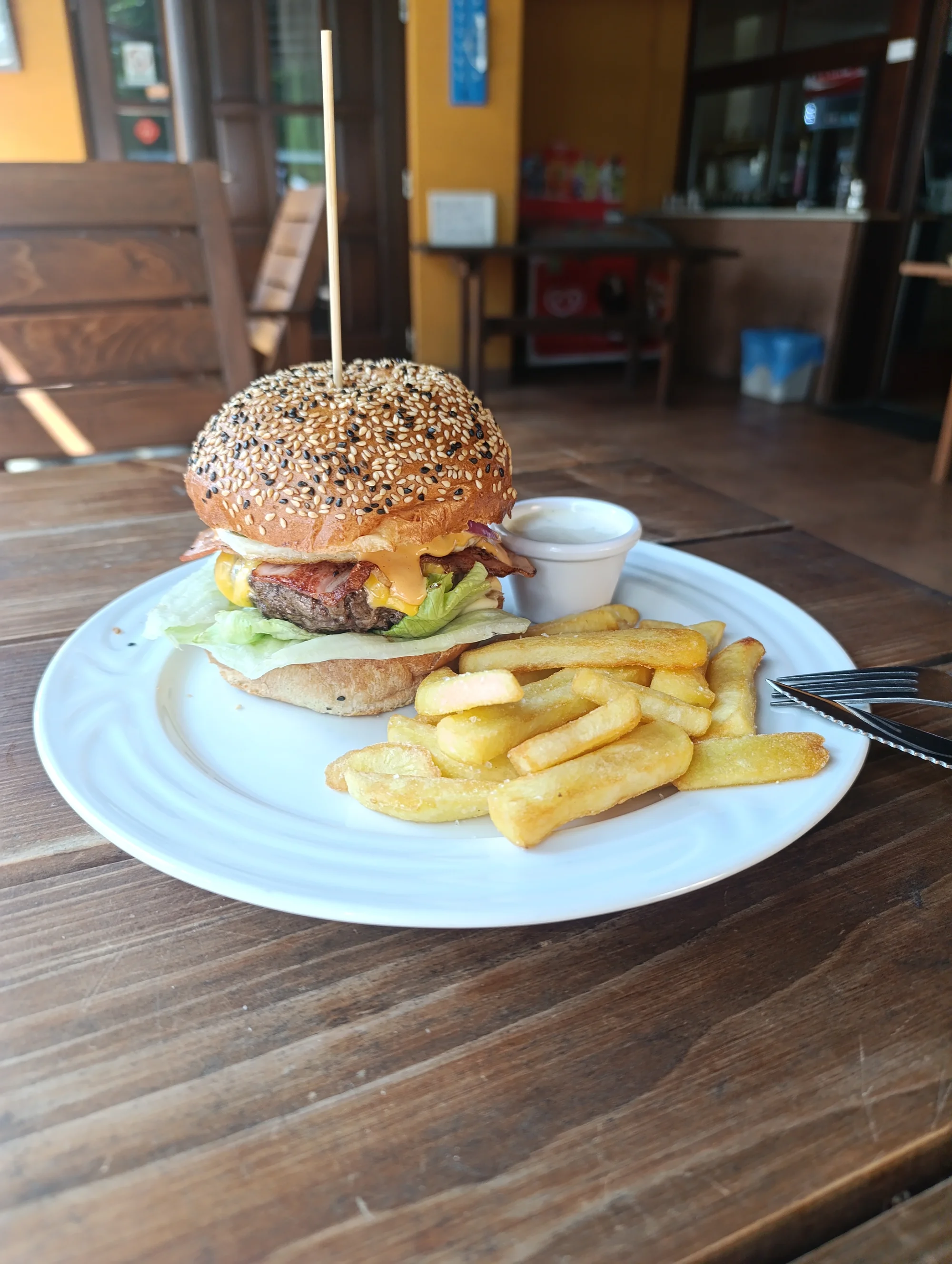 Dopřejte si 1 nebo 2 burgery dle výběru, vč. hranolek: varianta s kuřetem, hovězím, tofu i tvarůžky
