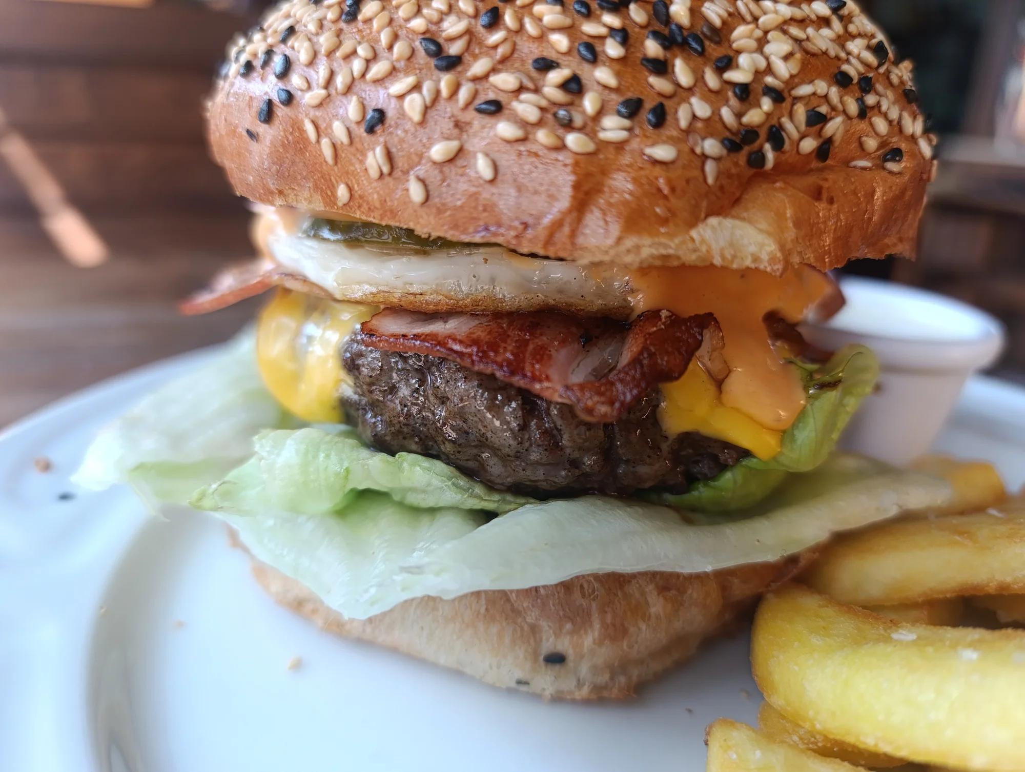 Dopřejte si 1 nebo 2 burgery dle výběru, vč. hranolek: varianta s kuřetem, hovězím, tofu i tvarůžky