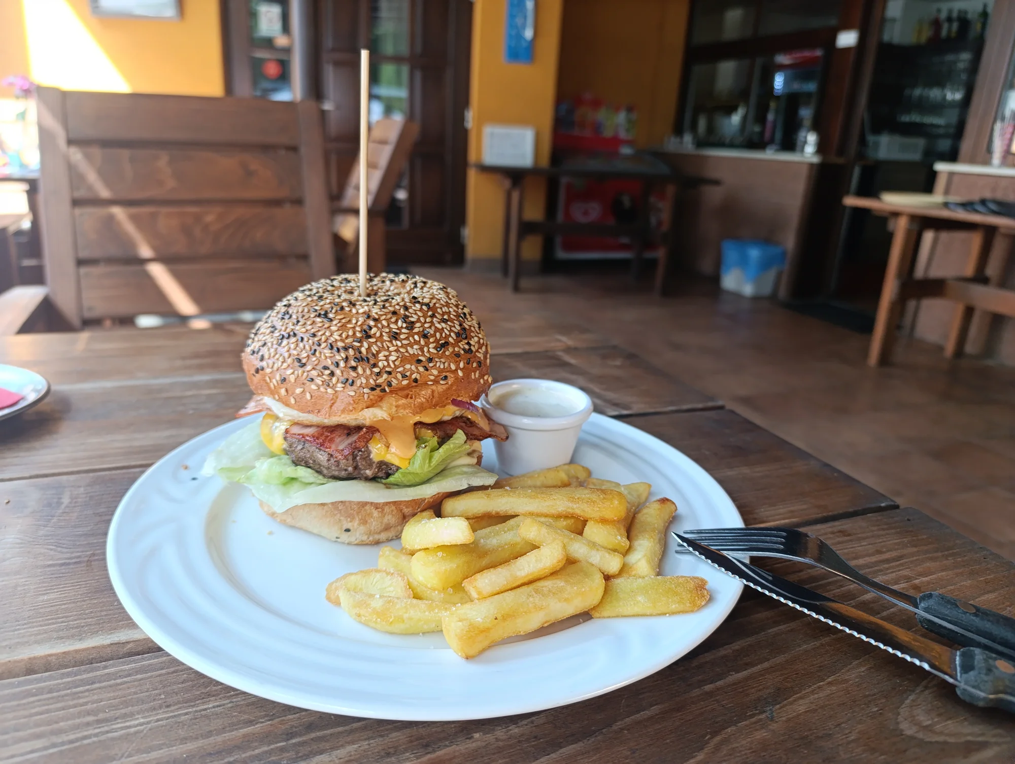 Dopřejte si 1 nebo 2 burgery dle výběru, vč. hranolek: varianta s kuřetem, hovězím, tofu i tvarůžky