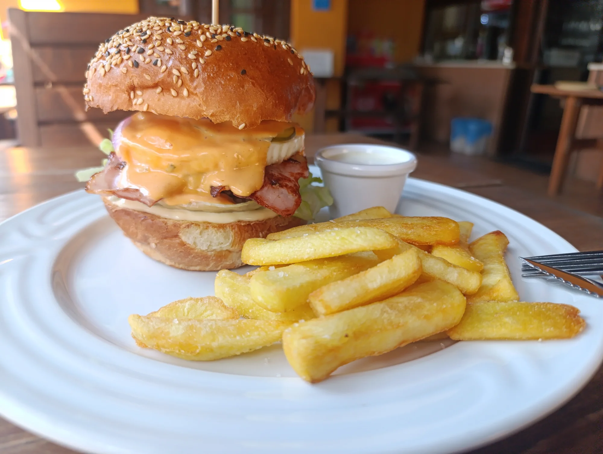 Dopřejte si 1 nebo 2 burgery dle výběru, vč. hranolek: varianta s kuřetem, hovězím, tofu i tvarůžky