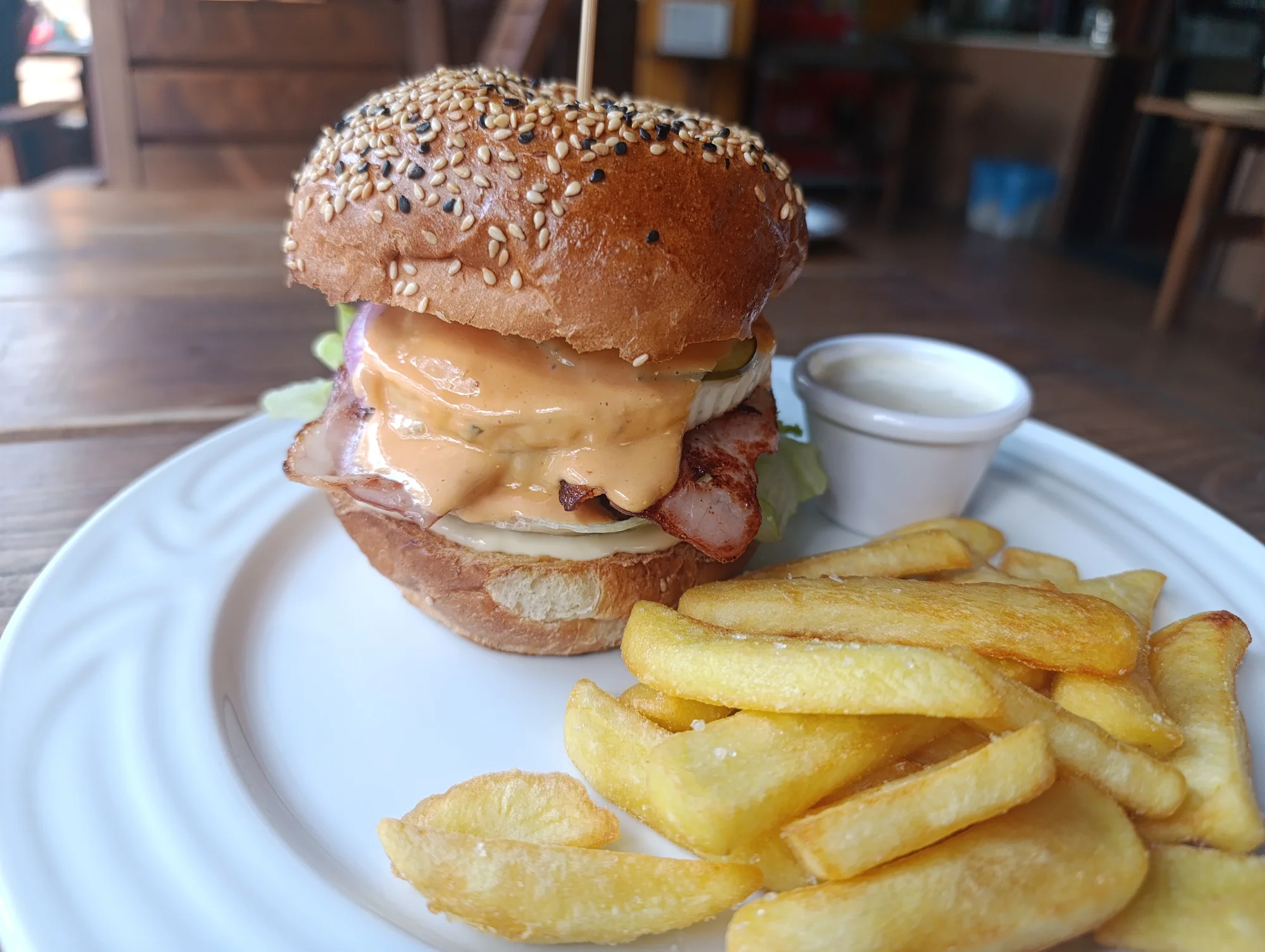 Dopřejte si 1 nebo 2 burgery dle výběru, vč. hranolek: varianta s kuřetem, hovězím, tofu i tvarůžky