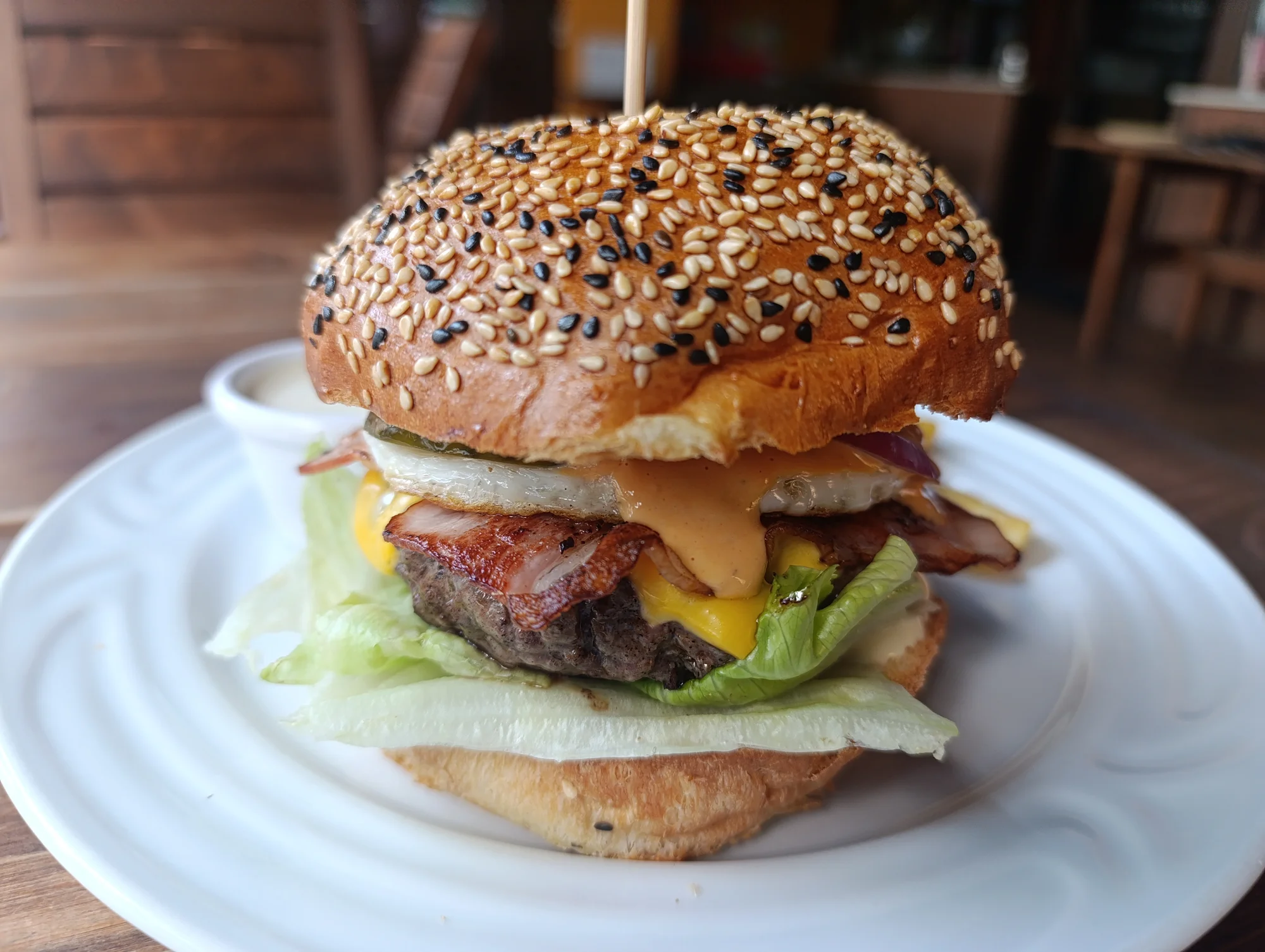 Dopřejte si 1 nebo 2 burgery dle výběru, vč. hranolek: varianta s kuřetem, hovězím, tofu i tvarůžky