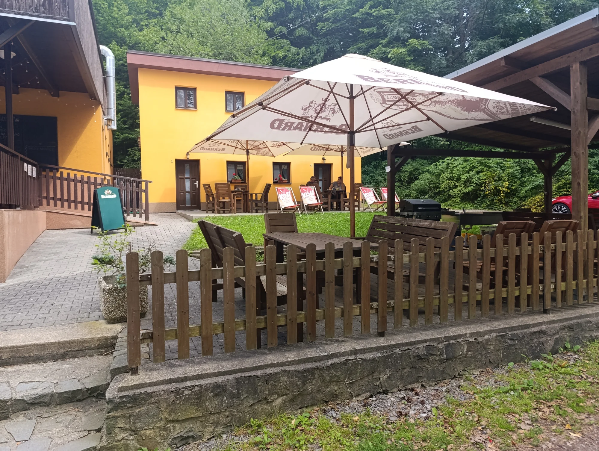 Dopřejte si 1 nebo 2 burgery dle výběru, vč. hranolek: varianta s kuřetem, hovězím, tofu i tvarůžky