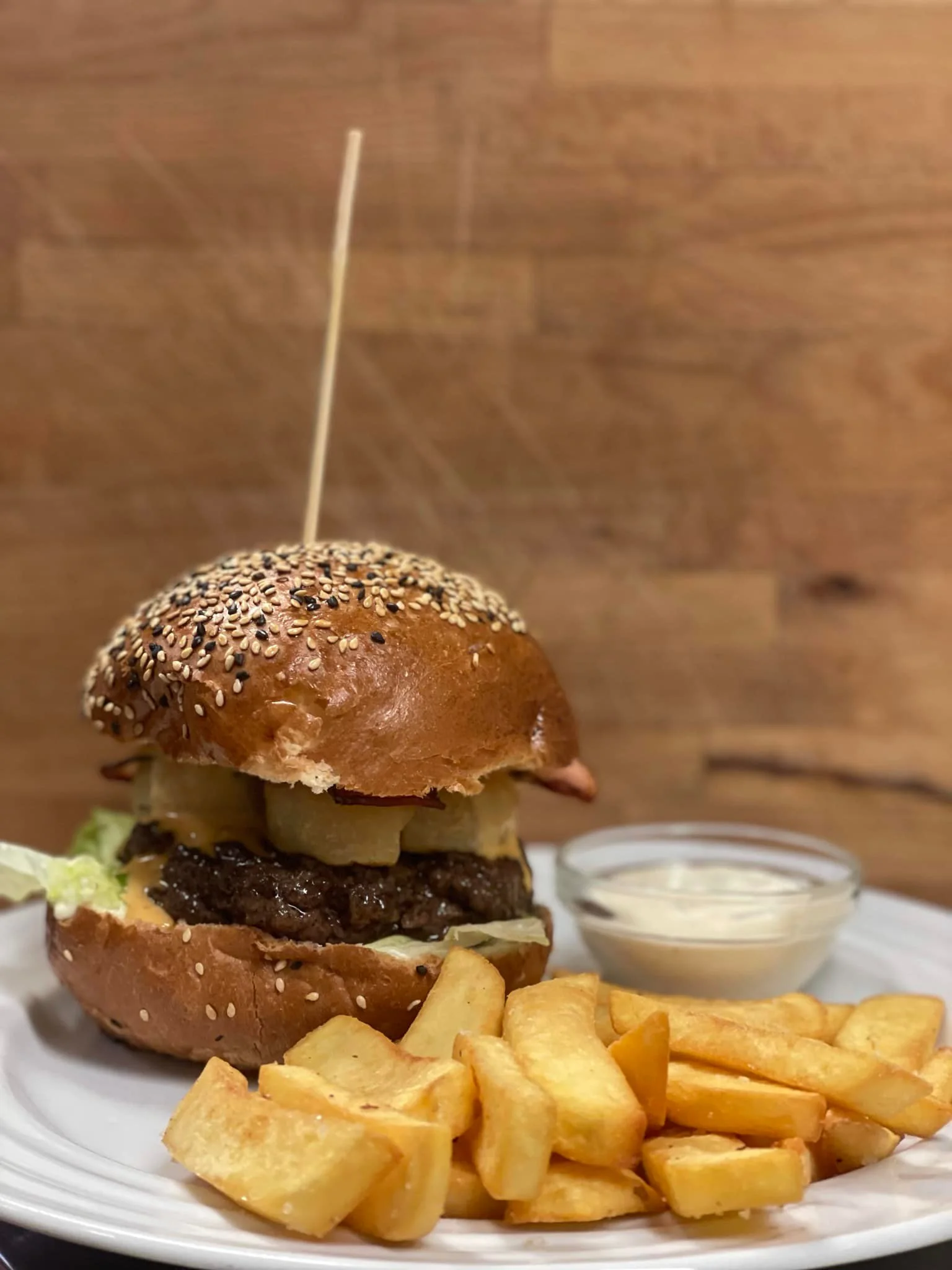 Dopřejte si 1 nebo 2 burgery dle výběru, vč. hranolek: varianta s kuřetem, hovězím, tofu i tvarůžky