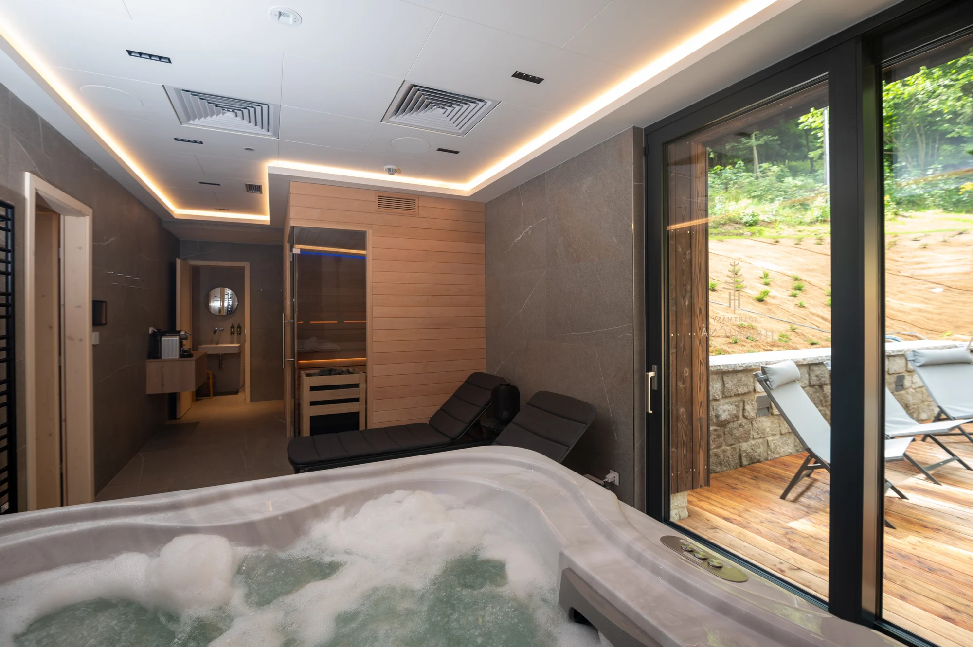 Luxusní dovolená v Jizerských horách: moderní apartmány až pro 7 osob, snídaně, privátní wellness
