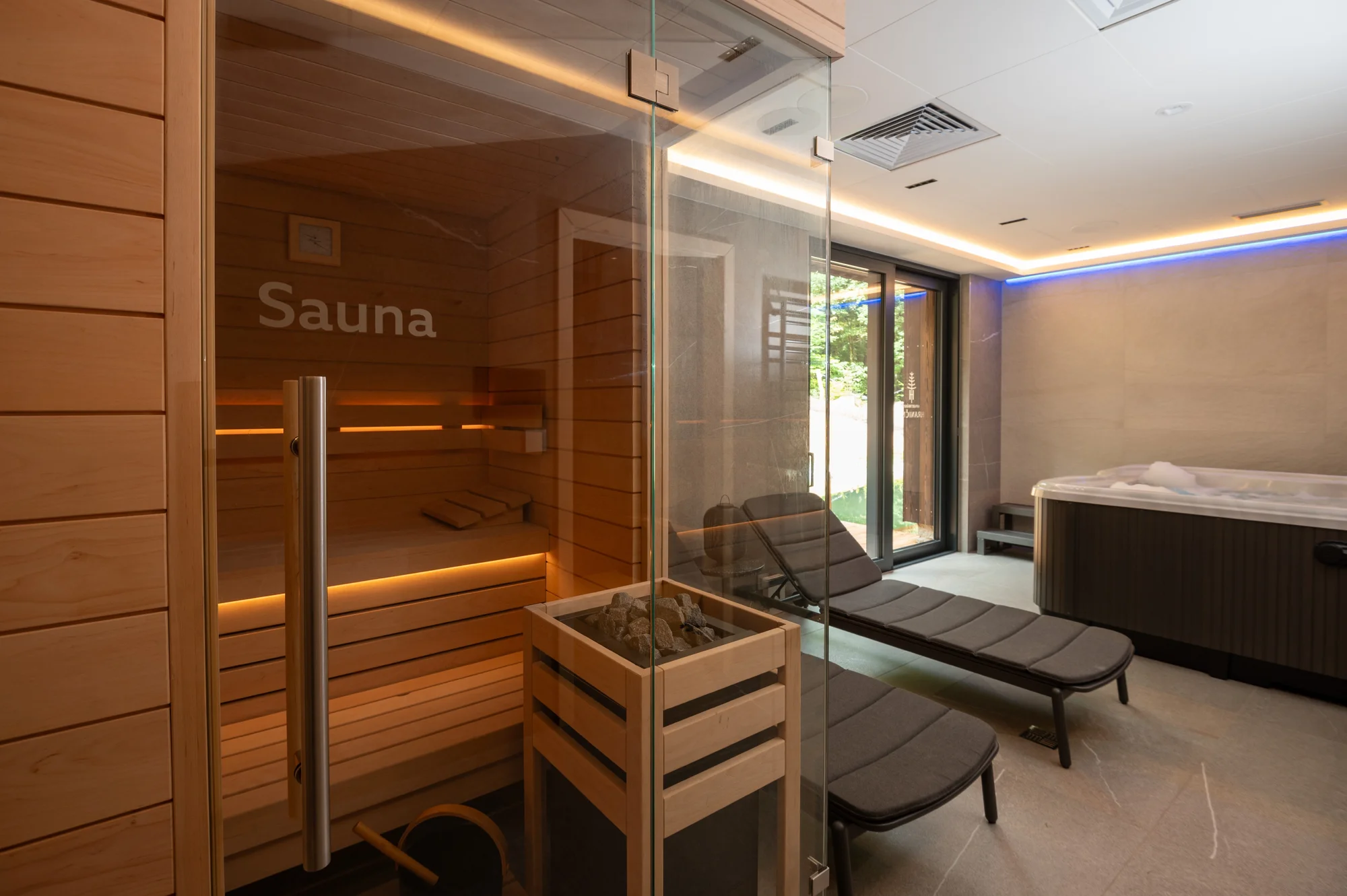 Luxusní dovolená v Jizerských horách: moderní apartmány až pro 7 osob, snídaně, privátní wellness