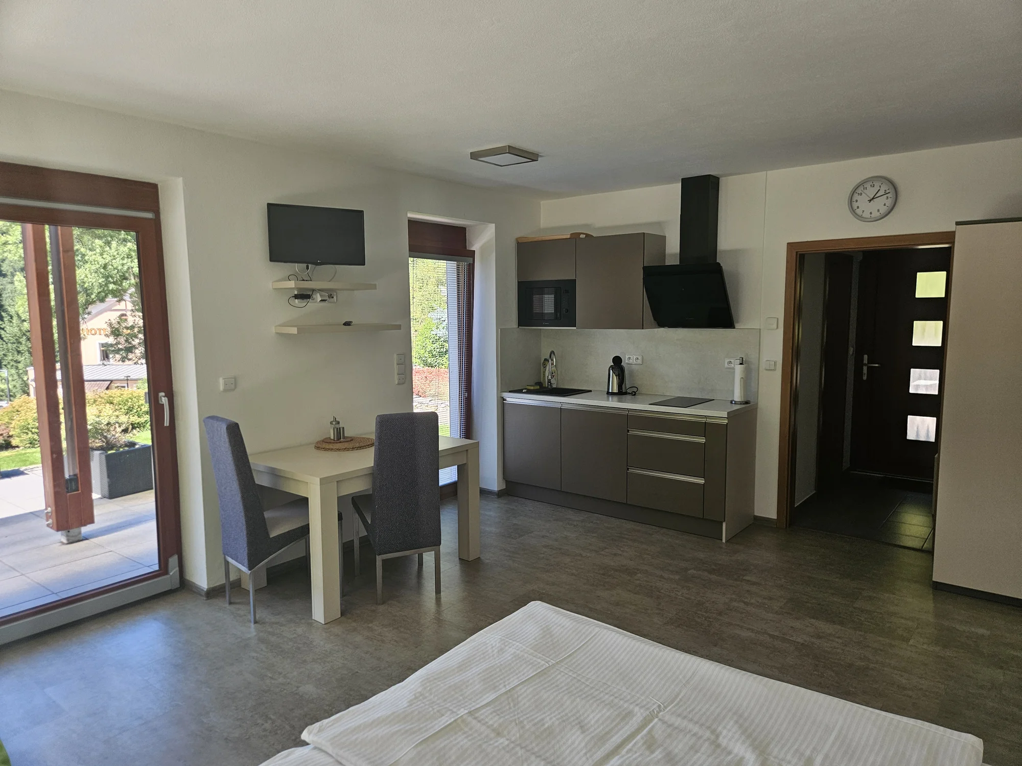 Dovolená v Moravském krasu: moderní apartmán až pro 4 osoby, vč. terasy či balkónu