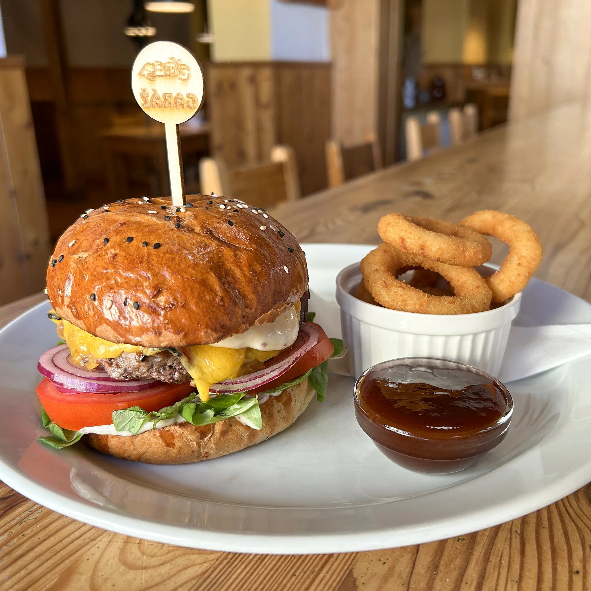 Luxusní Garage Burger, cibulové kroužky, BBQ omáčka a cola pro 1 nebo 2 osoby