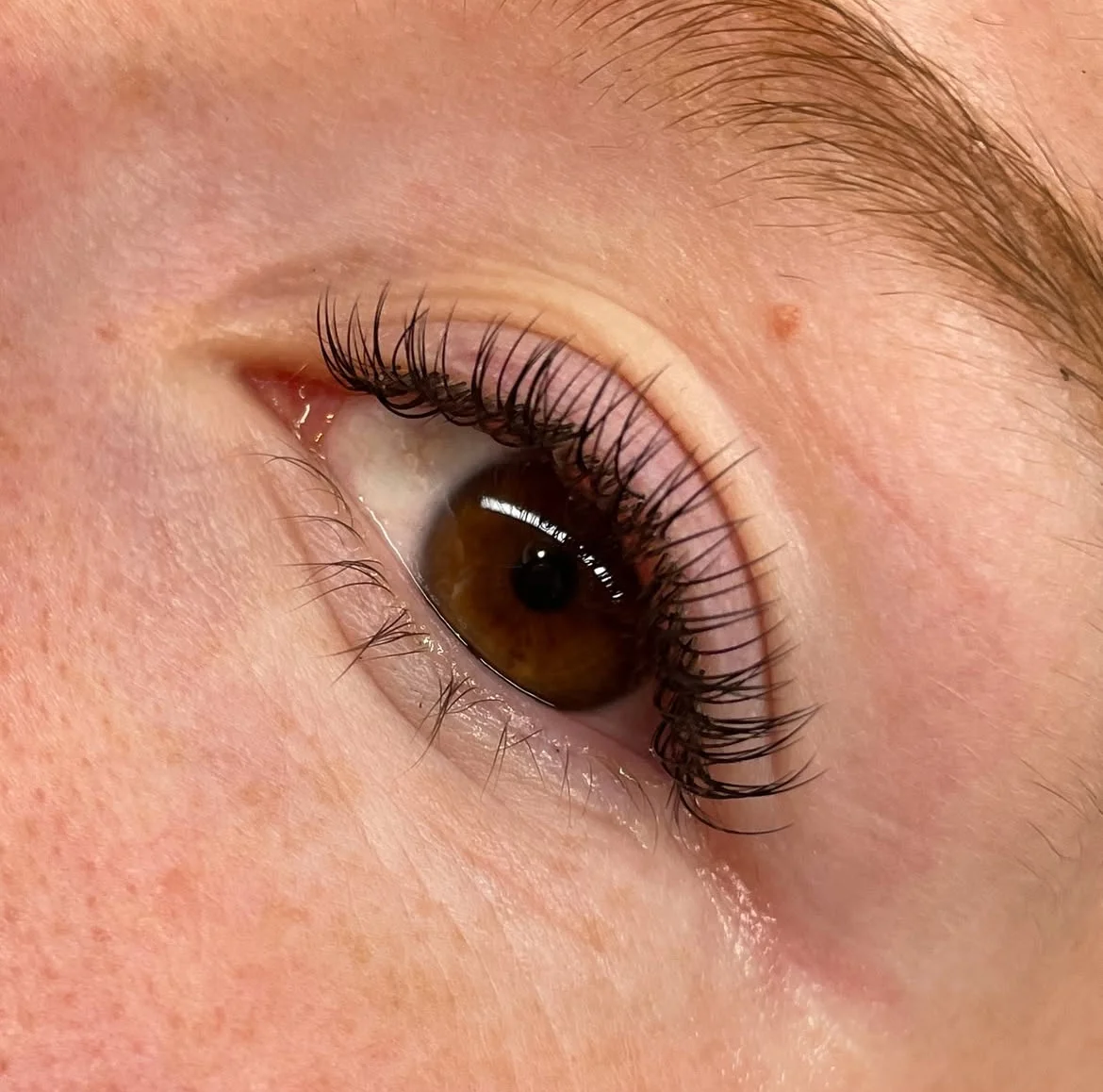 Prodloužení řas pomocí UV technologie nebo lash lifting s laminací obočí
